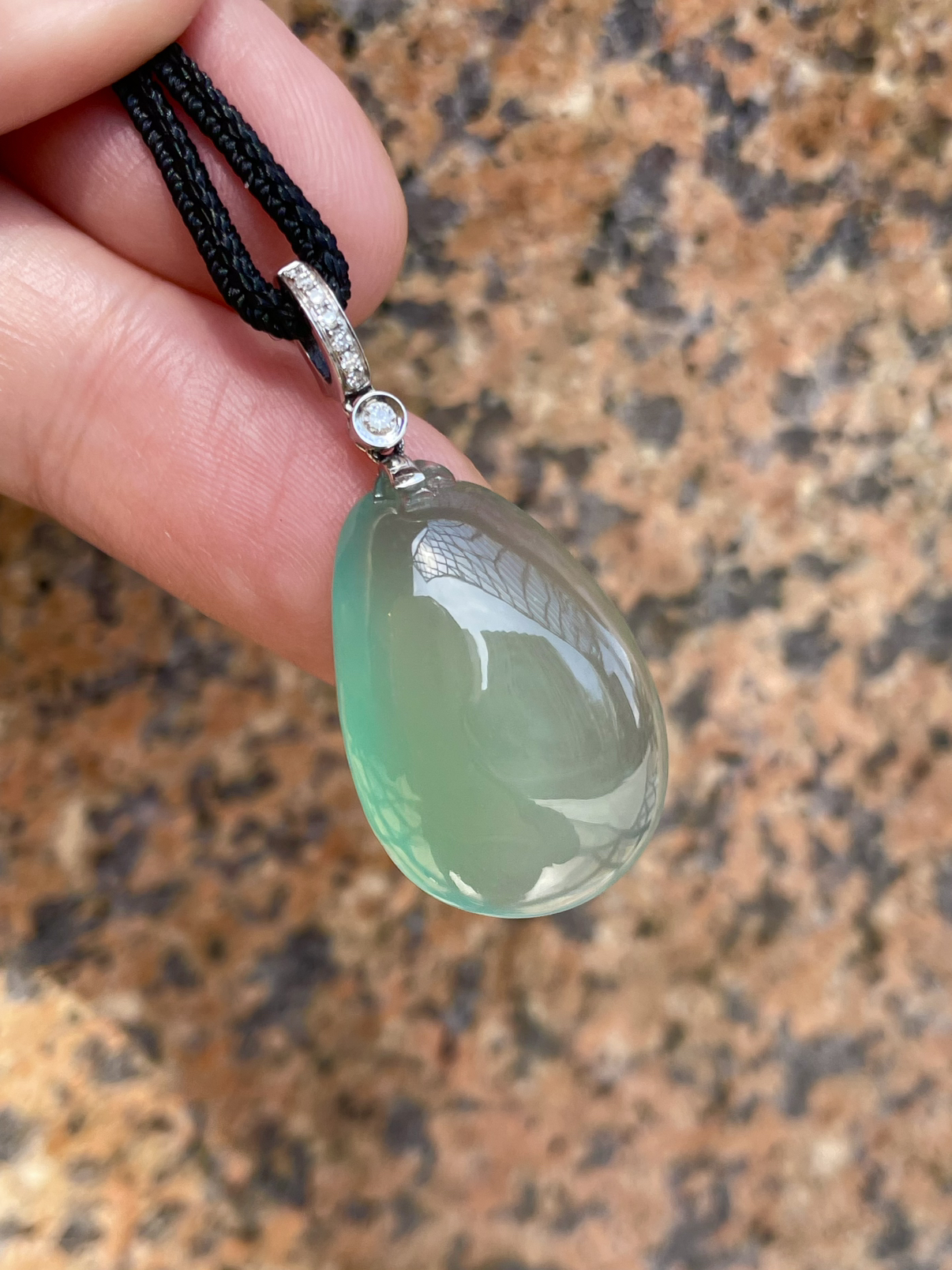 【冰种飘绿福瓜吊坠】种水上乘，晶莹剔透，纯净通透，莹光感很强。收藏品质，18k金钻镶嵌，裸石尺寸24.8*16.8*7.2毫米