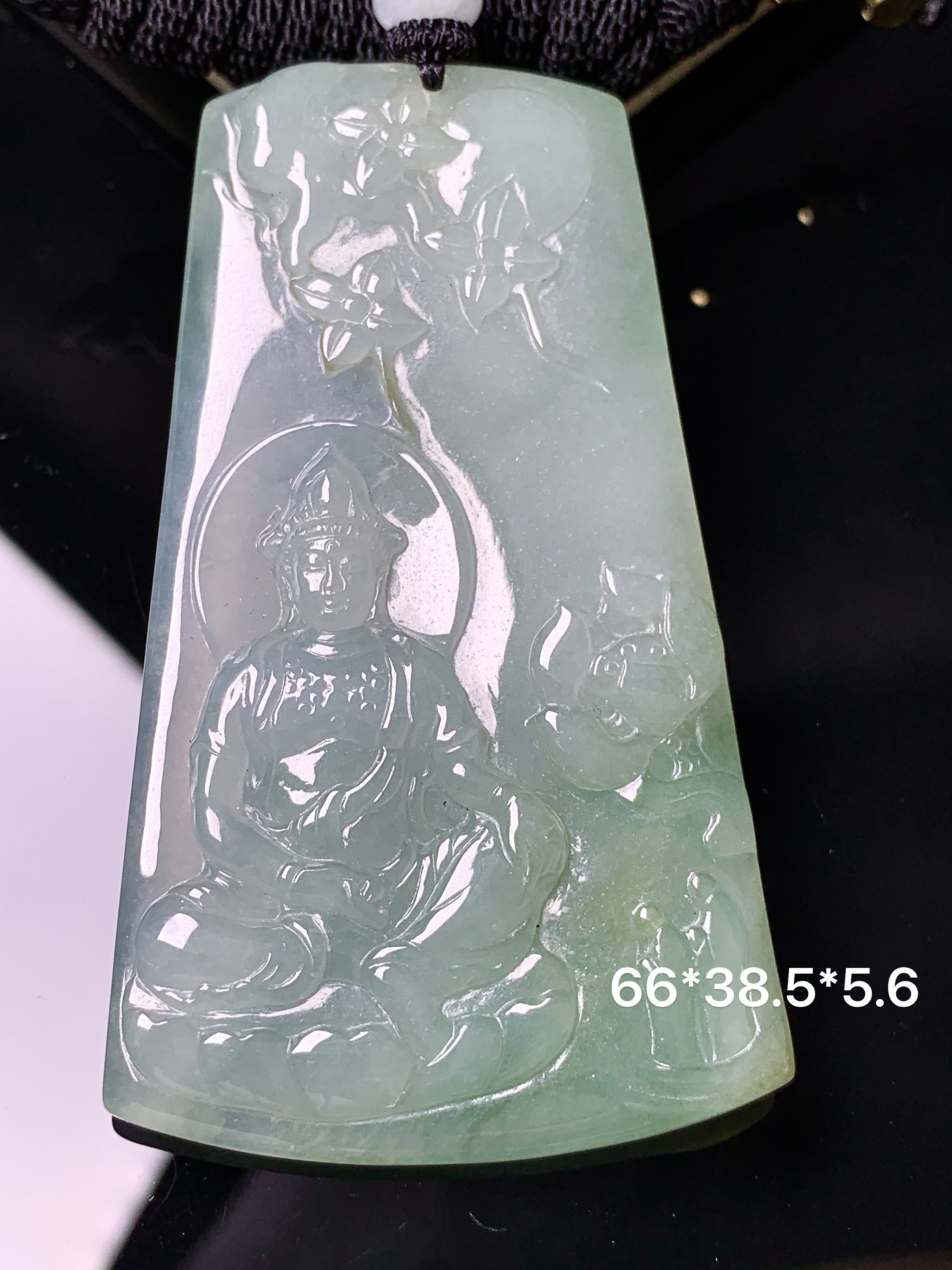 飘绿度母观音菩萨吊坠 玉质细腻 色泽艳丽清新 水润亮眼 整体尺寸66*38.5*5.6 L1