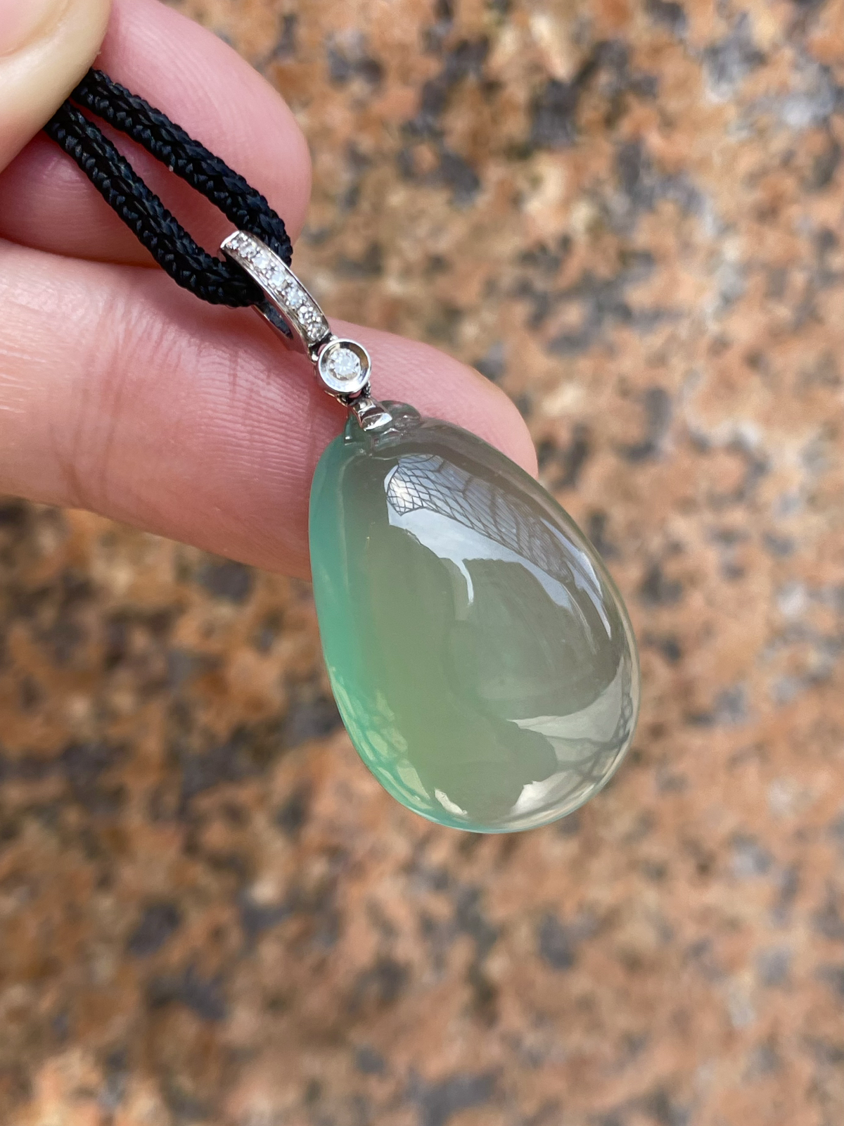 【冰种飘绿福瓜吊坠】种水上乘，晶莹剔透，纯净通透，莹光感很强。收藏品质，18k金钻镶嵌，裸石尺寸24.8*16.8*7.2毫米