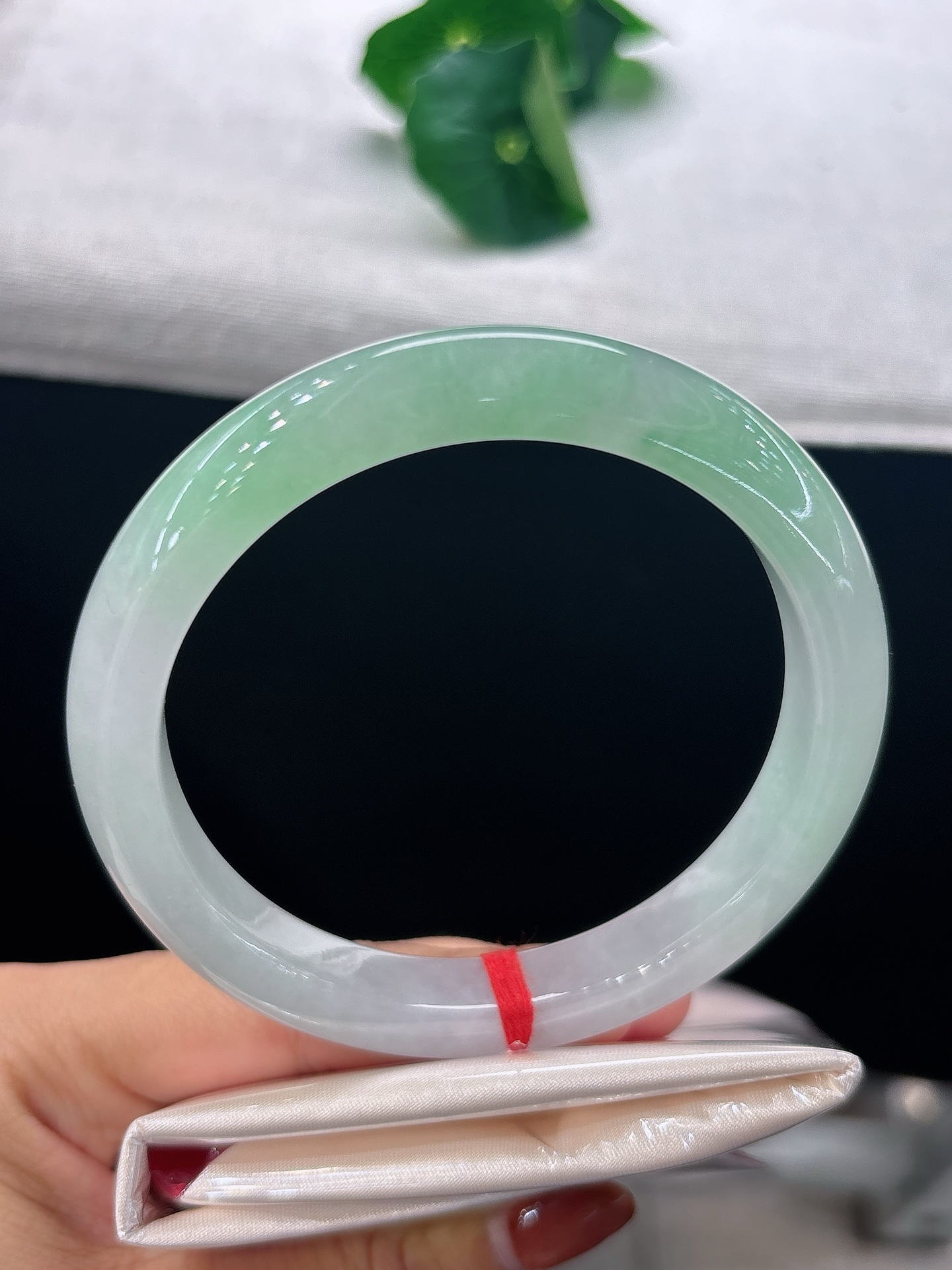 天然翡翠手镯，圈口63.3/10.3/9.8，正圈色泽渐变，似春风拂过晕开一抹浅绿，冰润柔和，温婉气韵，无裂