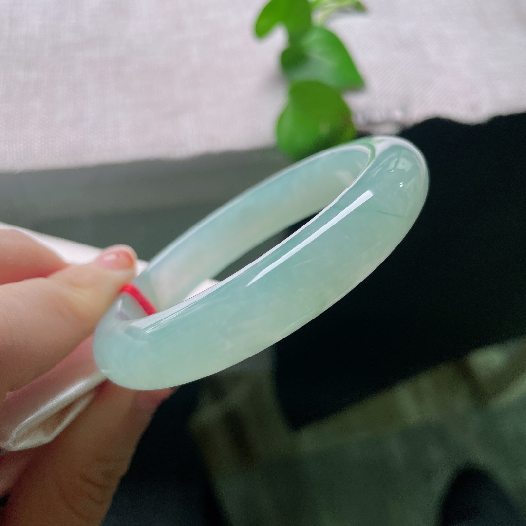 55.7/11.8/8.5，绿底正圈，无裂，种细水足纯色镯，干净素雅不挑穿搭。ss57658a