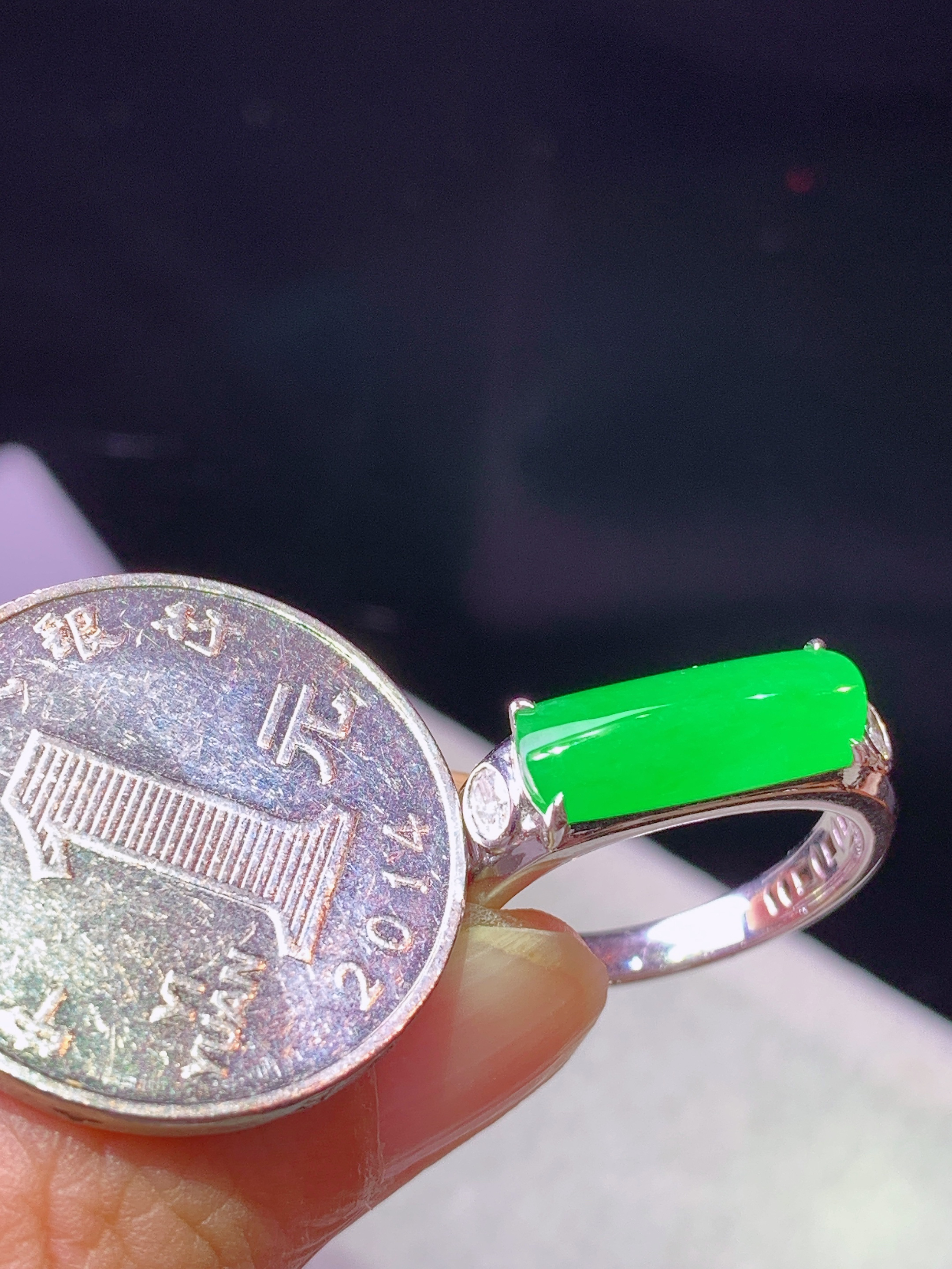 18k金钻镶嵌冰阳绿马鞍戒指 玉质细腻 色泽艳丽清新 水润亮眼 圈口14.5 裸石尺寸6*14.6*3 b6