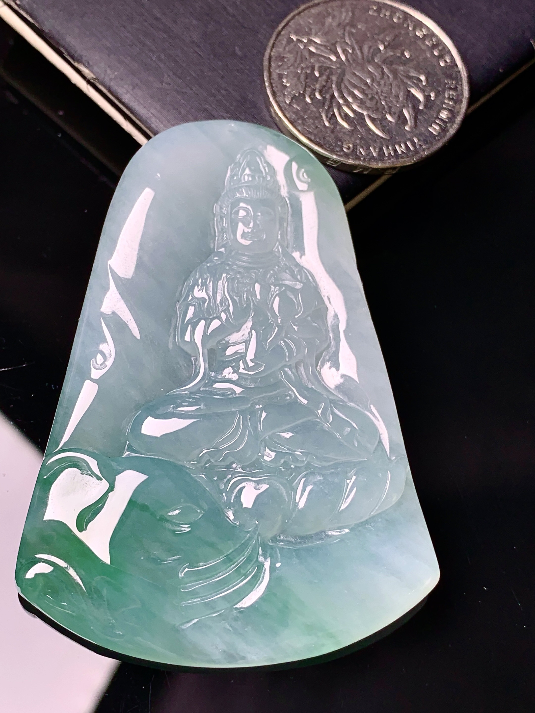 飘绿观音菩萨吊坠 玉质细腻 色泽艳丽清新 水润亮眼 整体尺寸60.6*42.3*5.5 h3