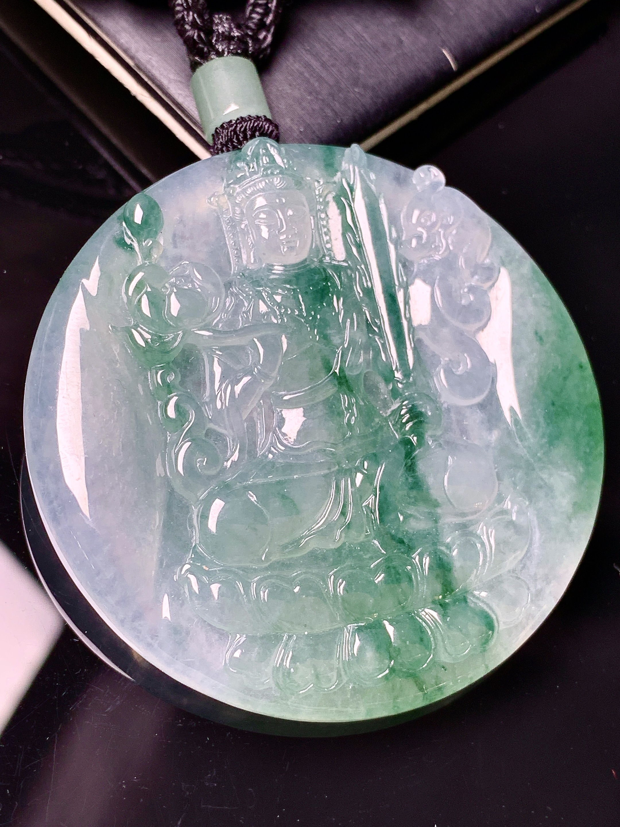 飘绿观音菩萨吊坠 玉质细腻 色泽艳丽清新 水润亮眼 整体尺寸51.2*5.8 L1