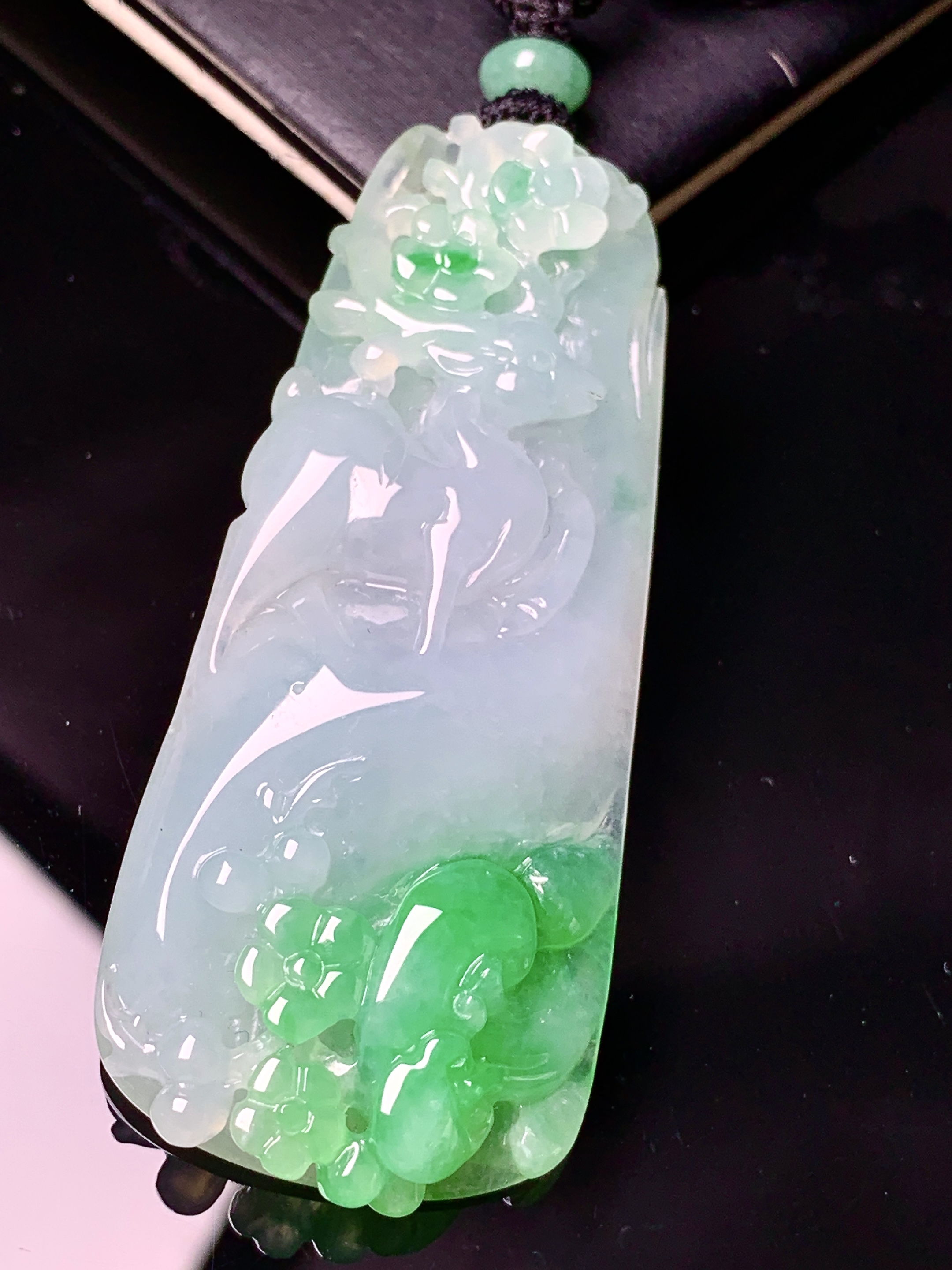 飘绿梅花鹿牌吊坠 玉质细腻 色泽艳丽清新 水润亮眼 整体尺寸60.5*25.2*8 L1