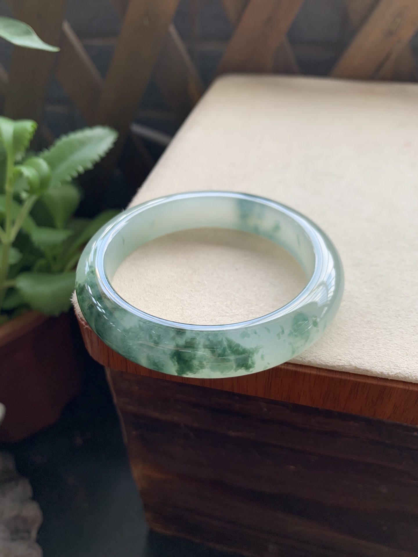 16，冰透细腻飘花手镯，圈口55.1-12-9，起冰感，冰润通透，种老起胶，种水好，飘花灵动飘逸，山水画既视感，推荐款，特别好看，性比高，无裂，24小时鉴赏期，可退换