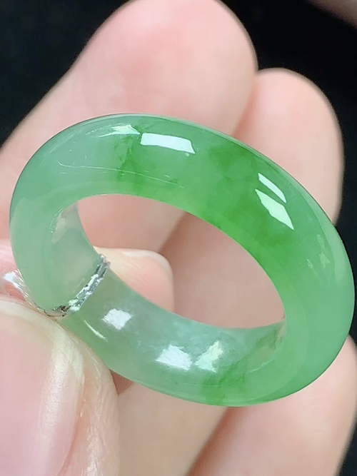 冰飘绿指环，无裂，尺寸16.3*5.8*3.9mm，12号手寸，S09tdy