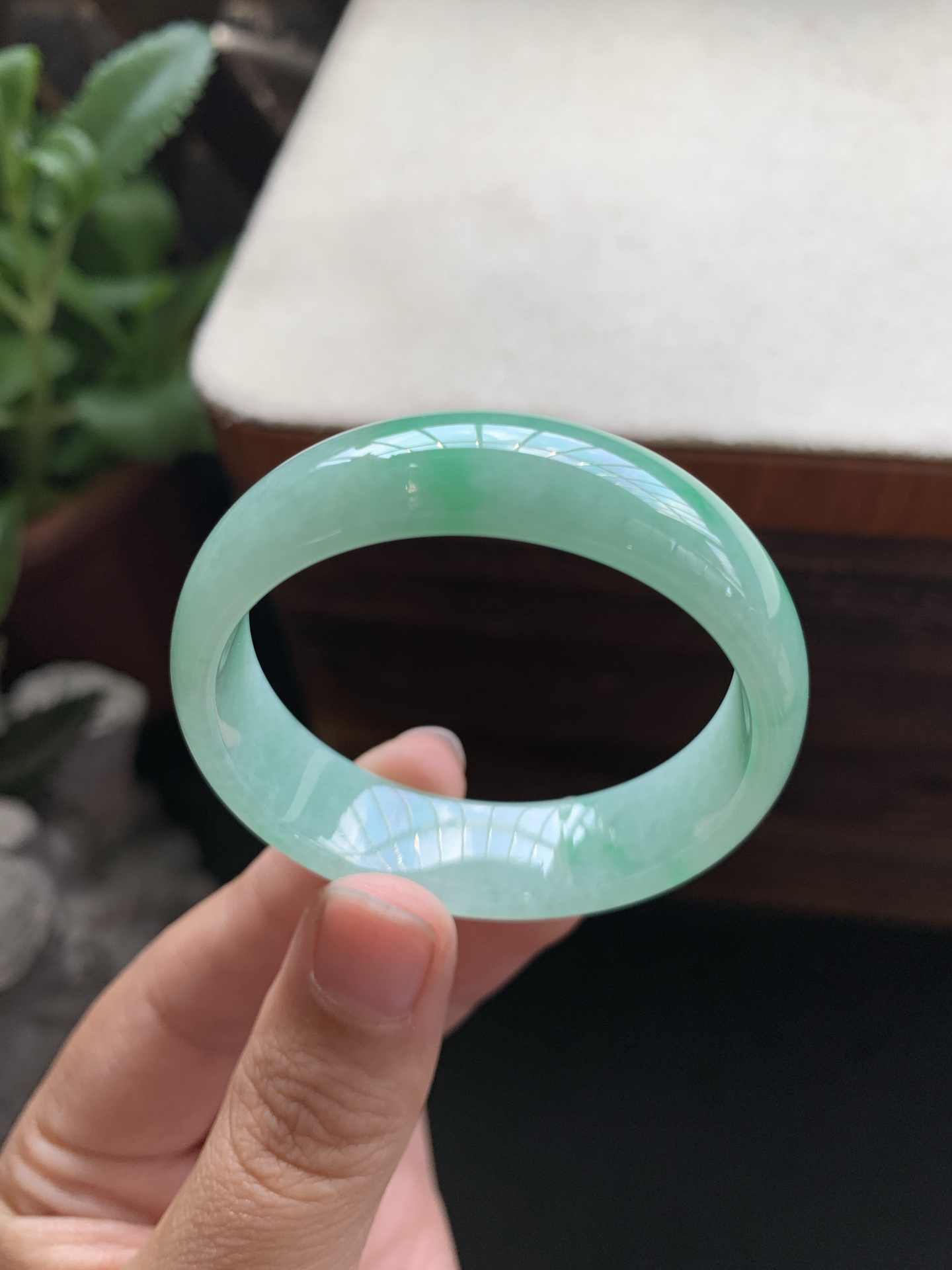 80，冰透细腻阳绿童镯，圈口42.2-13-5，胶润细糯化，冰冰透透的，种水好，颜色美，阳绿鲜艳夺目，吸睛至极，特别好看，性比高，无裂，包邮包证，不议