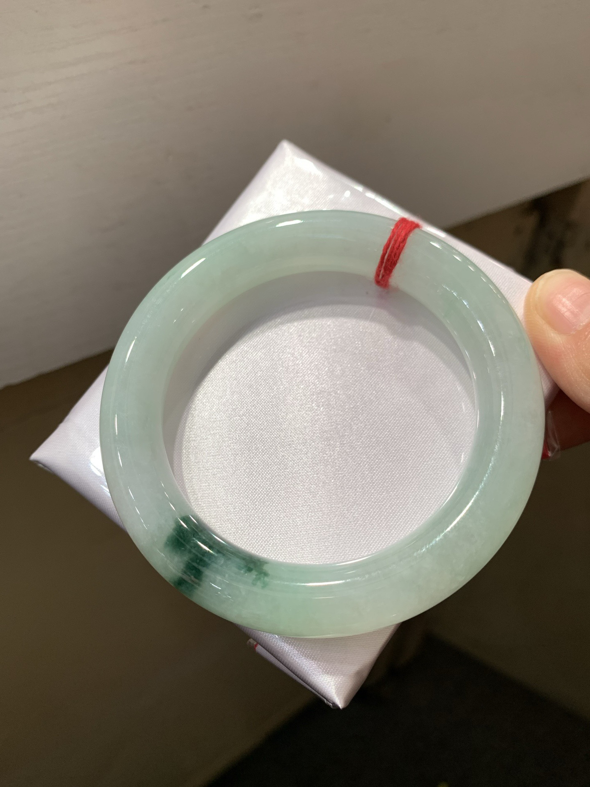 尺寸57.2/11.6，飘花圆条手镯
冰透水润细腻 清新甜美
