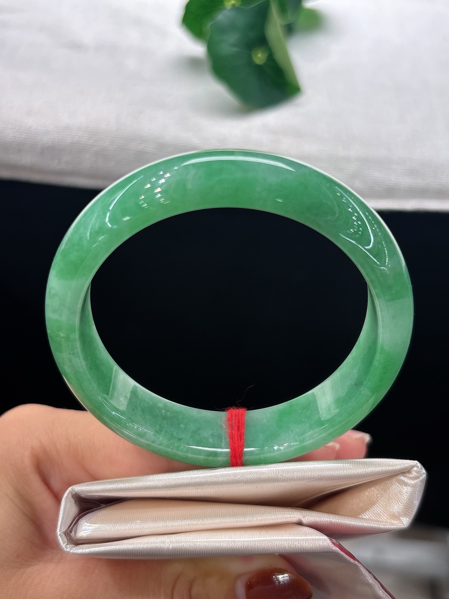 天然翡翠手镯，圈口57.8/14/8.3，正圈翠色悠然，恰似芳草染于玉肌，透着明媚雅致的风韵