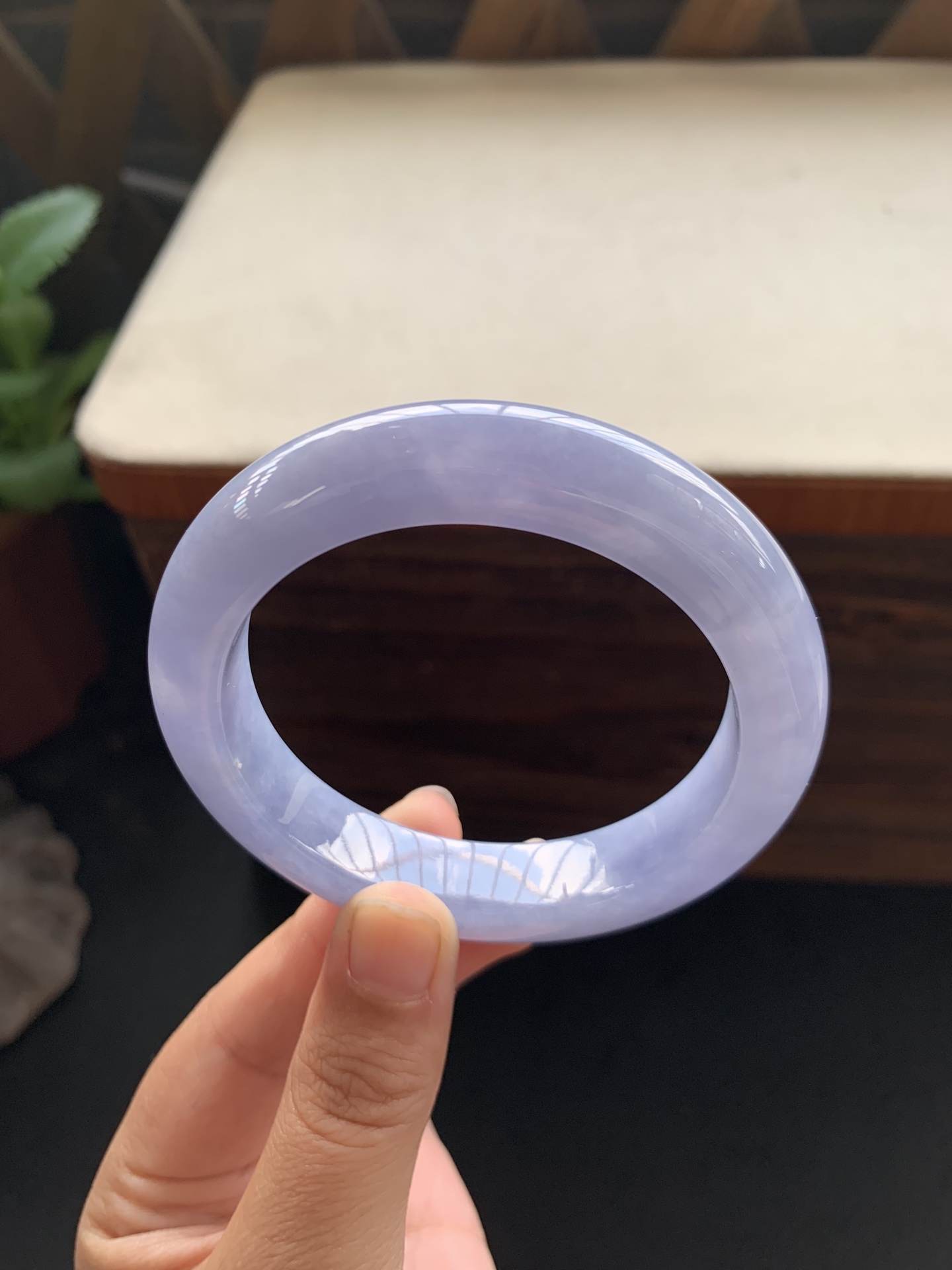14，冰润浓紫手镯，圈口55-11.9-9.5，种老起胶，玉质冰透细腻，种水好，颜色美，冰紫浓郁无比，见光不失色，美极了，特别好看，性比高，棉线不显，24小时鉴赏期，可退换