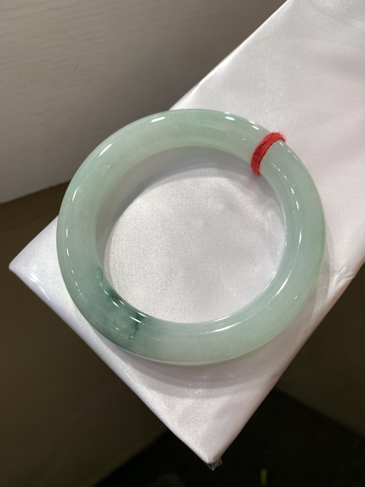 尺寸57.2/11.6，飘花圆条手镯
冰透水润细腻 清新甜美