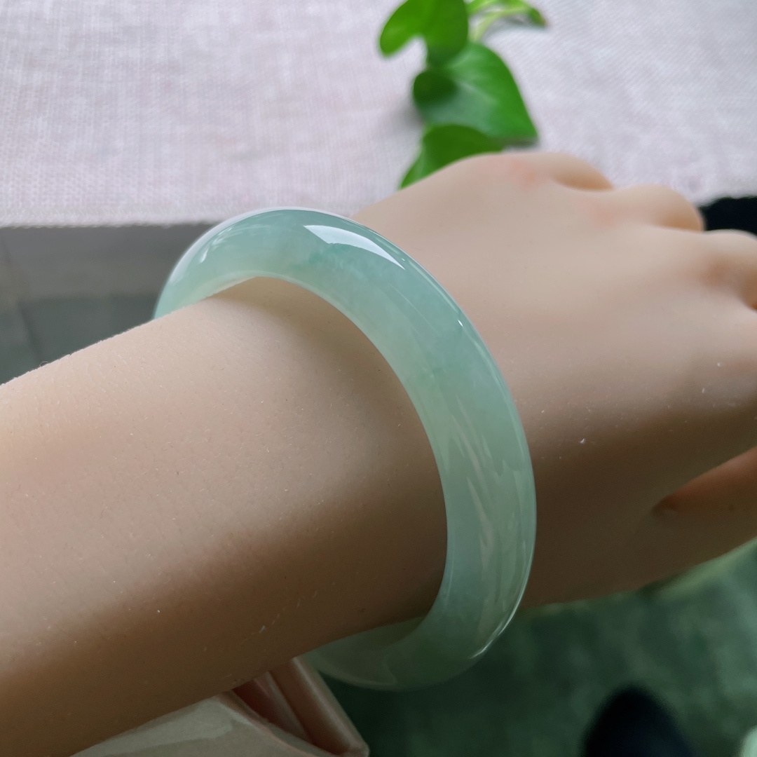 55.7/11.8/8.5，绿底正圈，无裂，种细水足纯色镯，干净素雅不挑穿搭。ss57658a