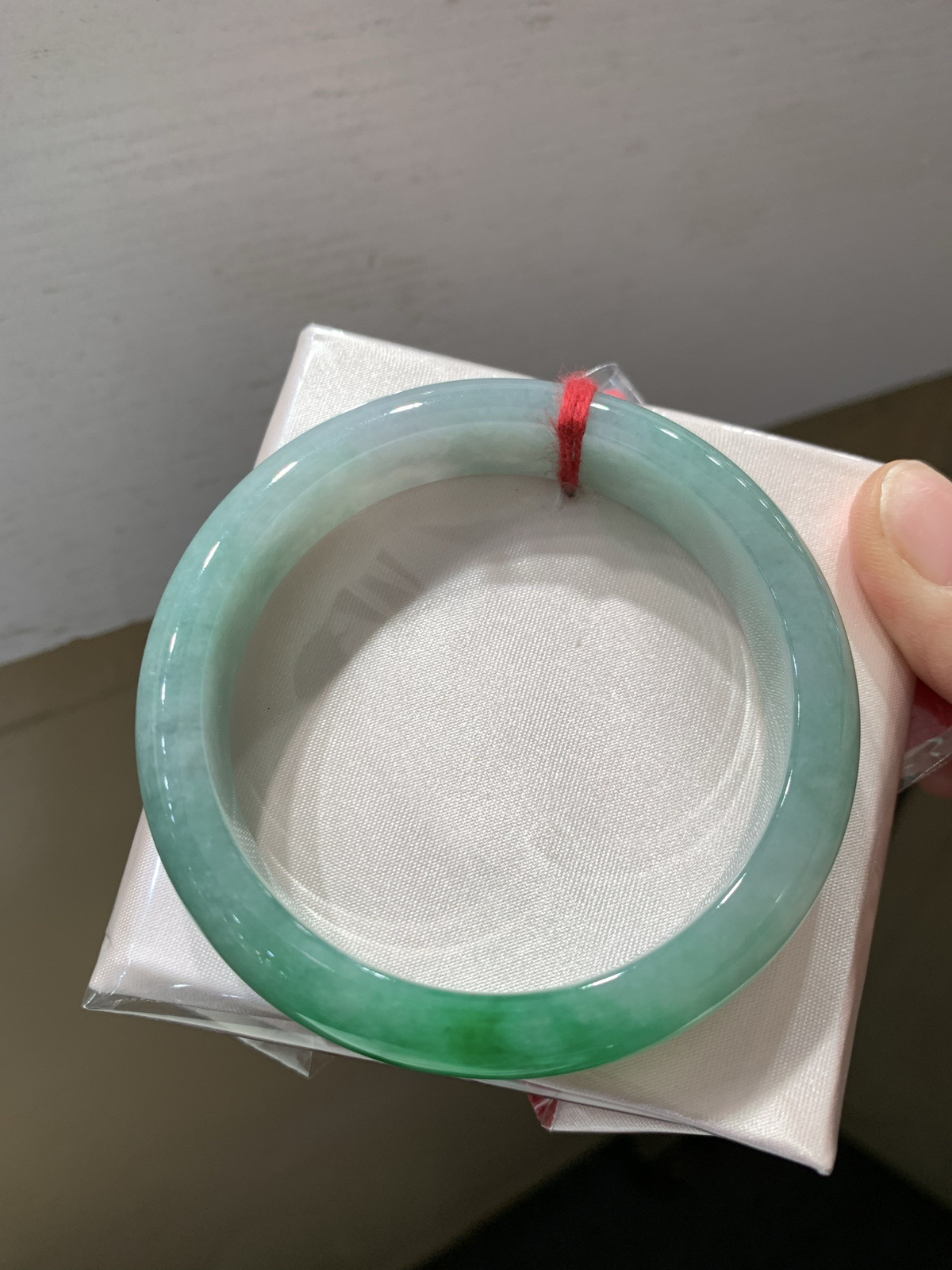 尺寸56/12.5/7.6，辣绿手镯
冰透水润细腻 清新甜美