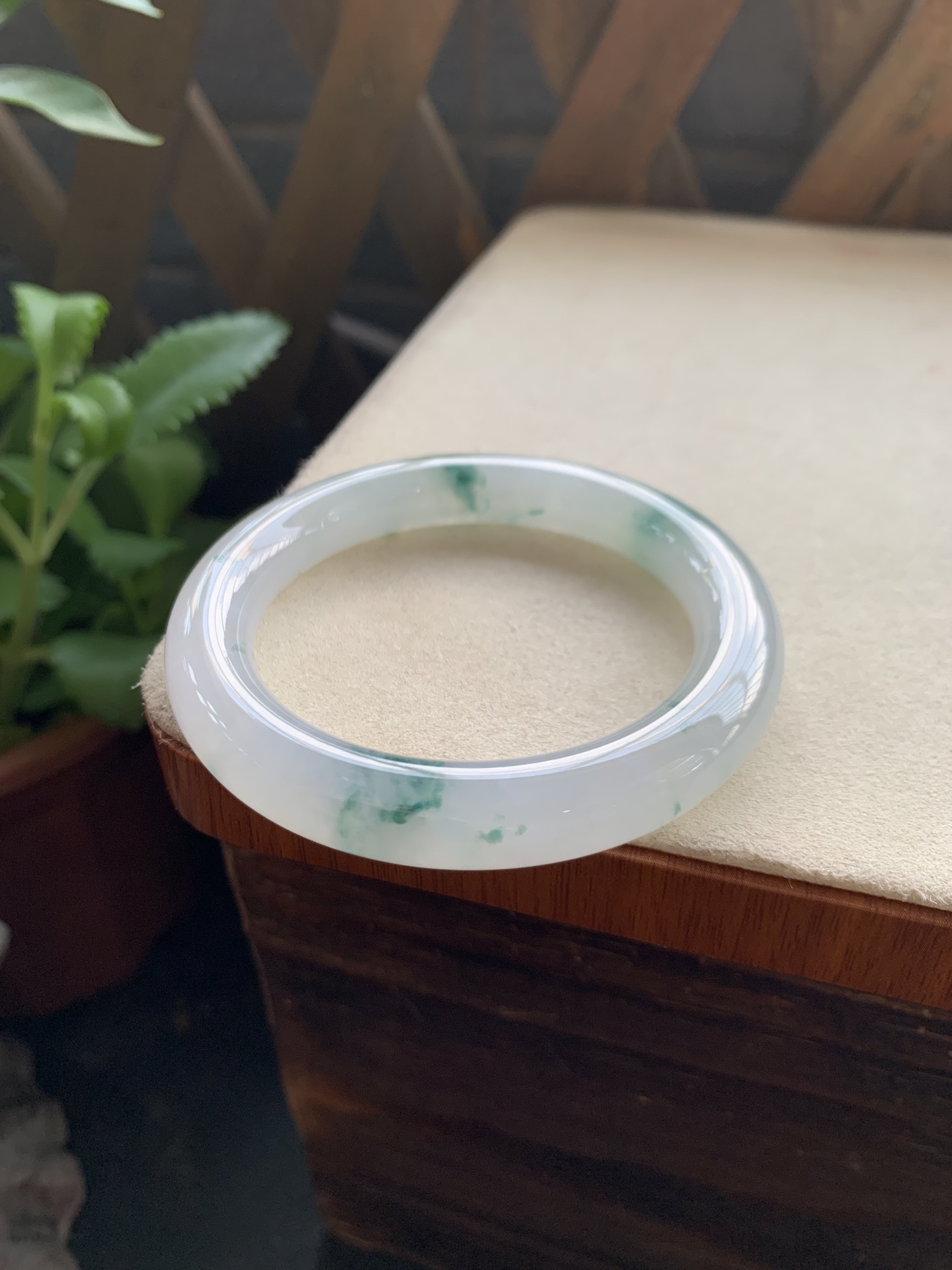 20，冰润细腻飘花圆条手镯，圈口54.4-10.2-10.4，透手感好，种老肉细，起胶感，种水好，飘花灵动飘逸，意境感满满，特别好看，性比高，棉线不显，24小时鉴赏期，可退换