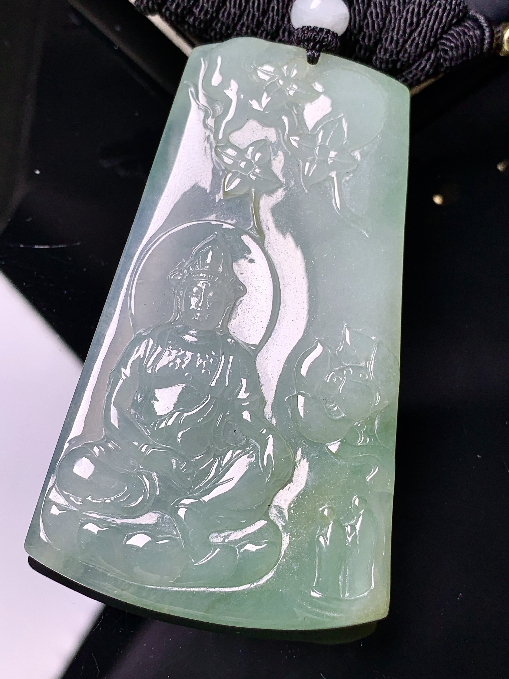 飘绿度母观音菩萨吊坠 玉质细腻 色泽艳丽清新 水润亮眼 整体尺寸66*38.5*5.6 L1
