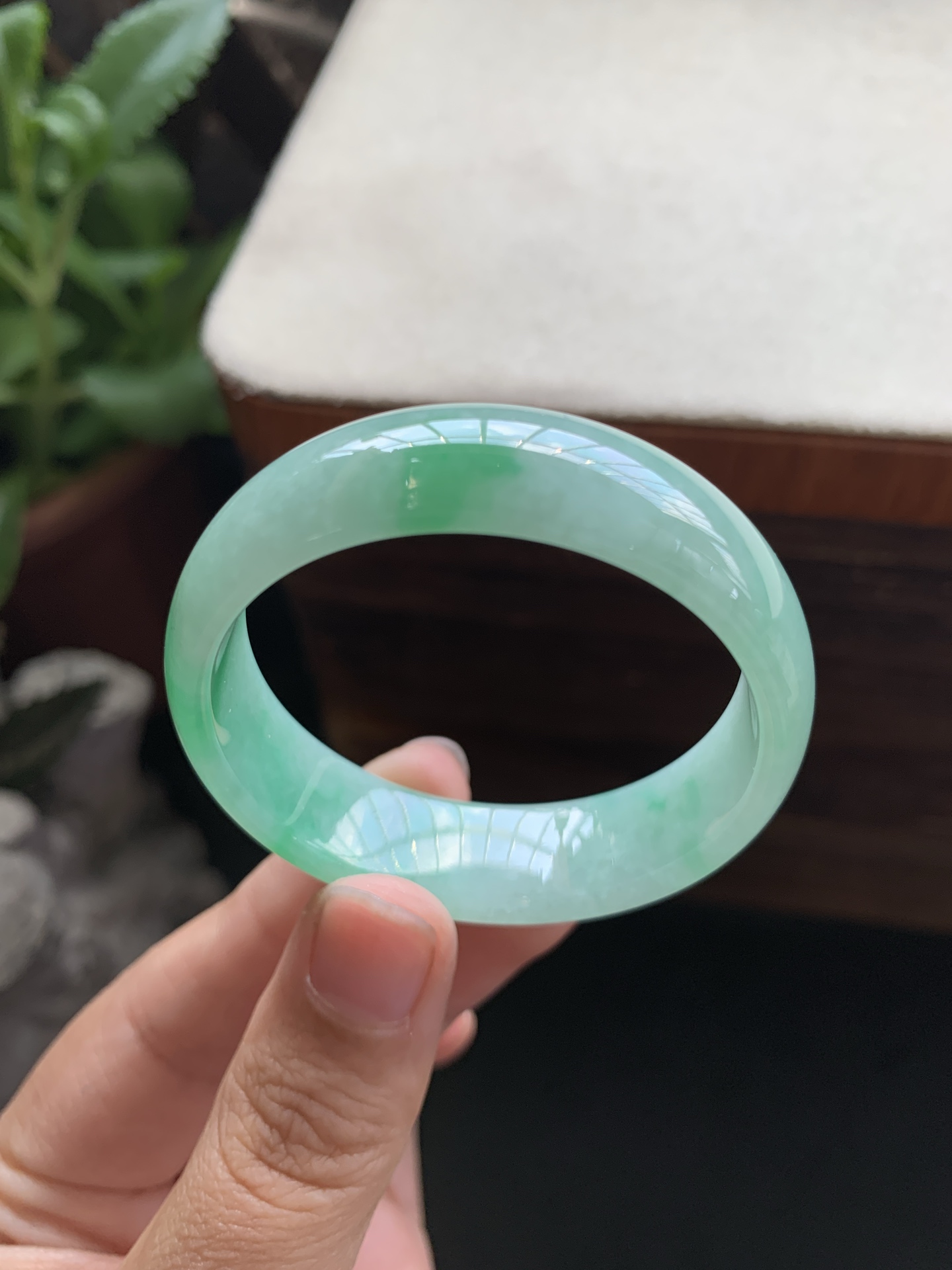80，冰透细腻阳绿童镯，圈口42.2-13-5，胶润细糯化，冰冰透透的，种水好，颜色美，阳绿鲜艳夺目，吸睛至极，特别好看，性比高，无裂，包邮包证，不议