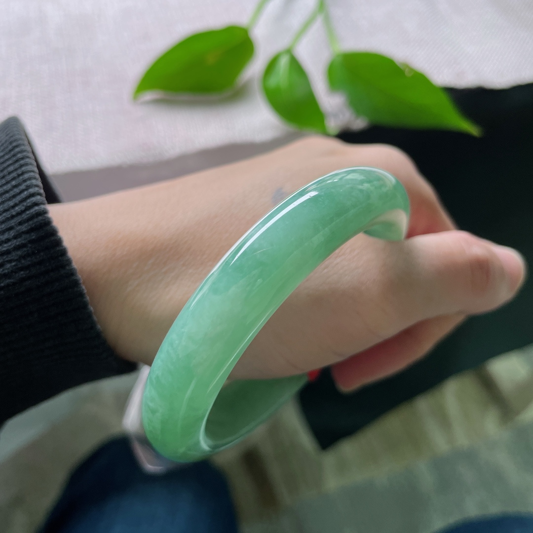 56.9/12.3/8.7绿底正圈，水润细腻，清雅，色系甜美，优雅大方，一点皮纹，ss53930a