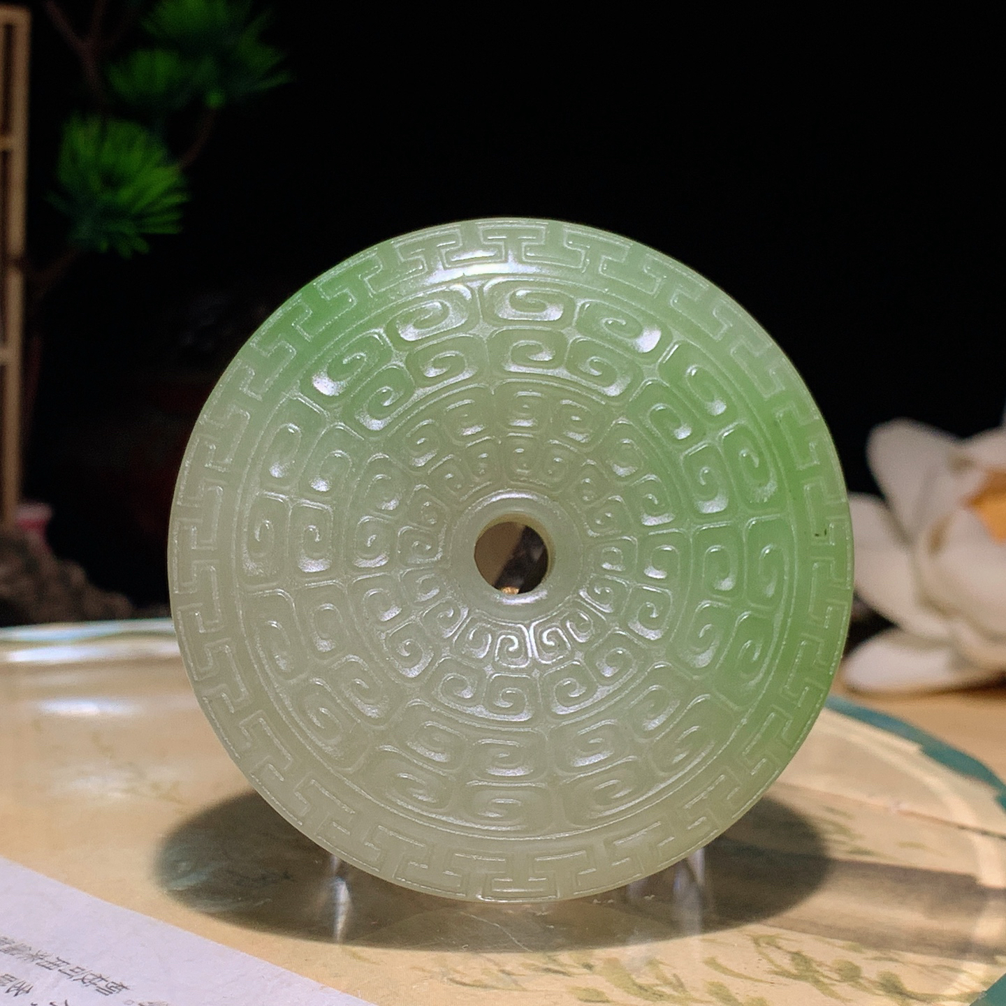 和田玉青海翠翠青复古平安扣挂件。尺寸56/12重71.5克 玉质细腻油润 底色纯净 脂粉好，品质好！
