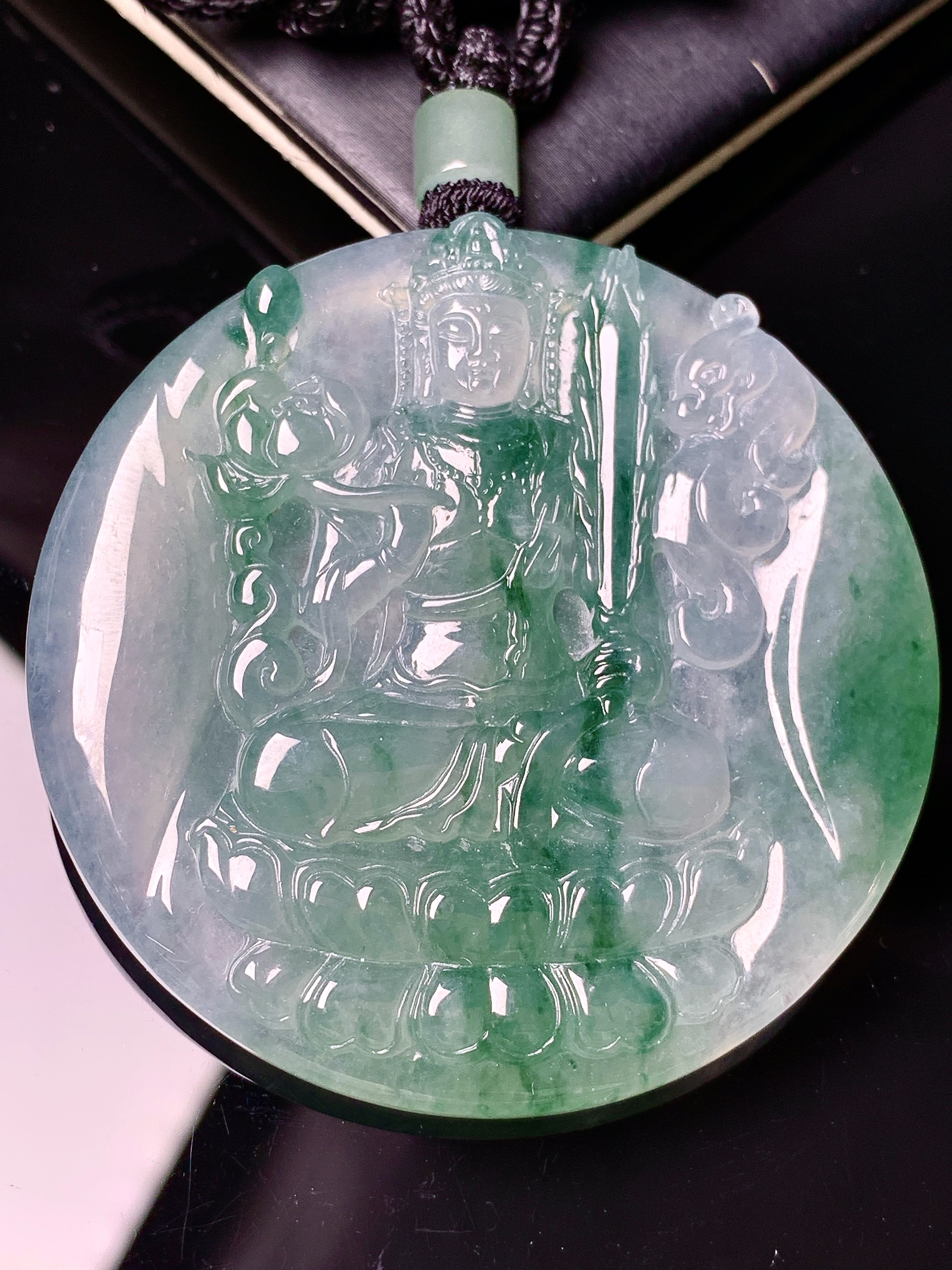 飘绿观音菩萨吊坠 玉质细腻 色泽艳丽清新 水润亮眼 整体尺寸51.2*5.8 L1