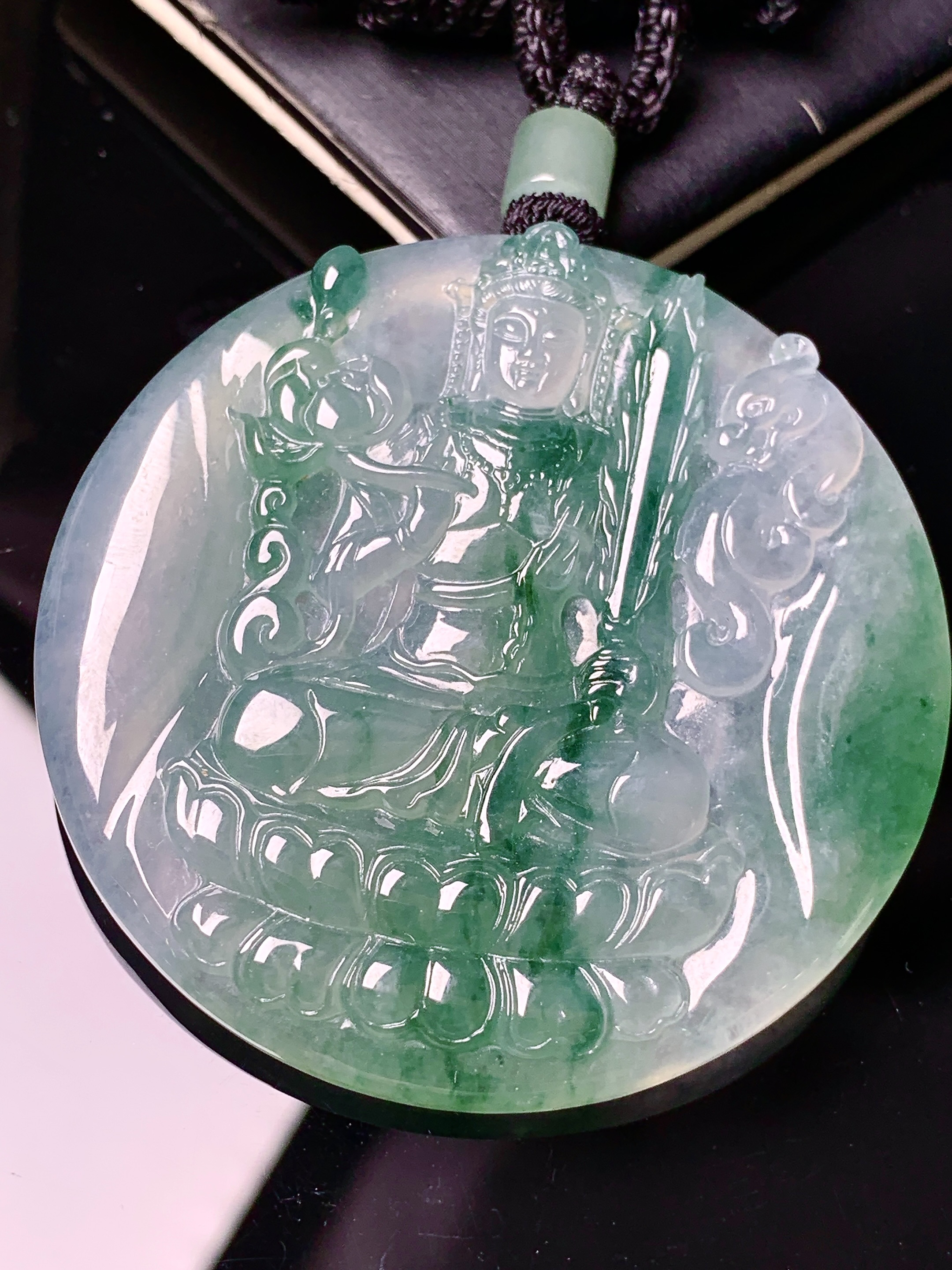 飘绿观音菩萨吊坠 玉质细腻 色泽艳丽清新 水润亮眼 整体尺寸51.2*5.8 L1
