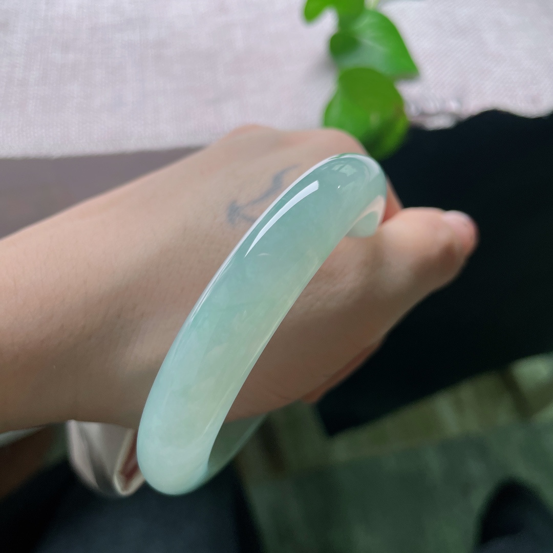 55.7/11.8/8.5，绿底正圈，无裂，种细水足纯色镯，干净素雅不挑穿搭。ss57658a