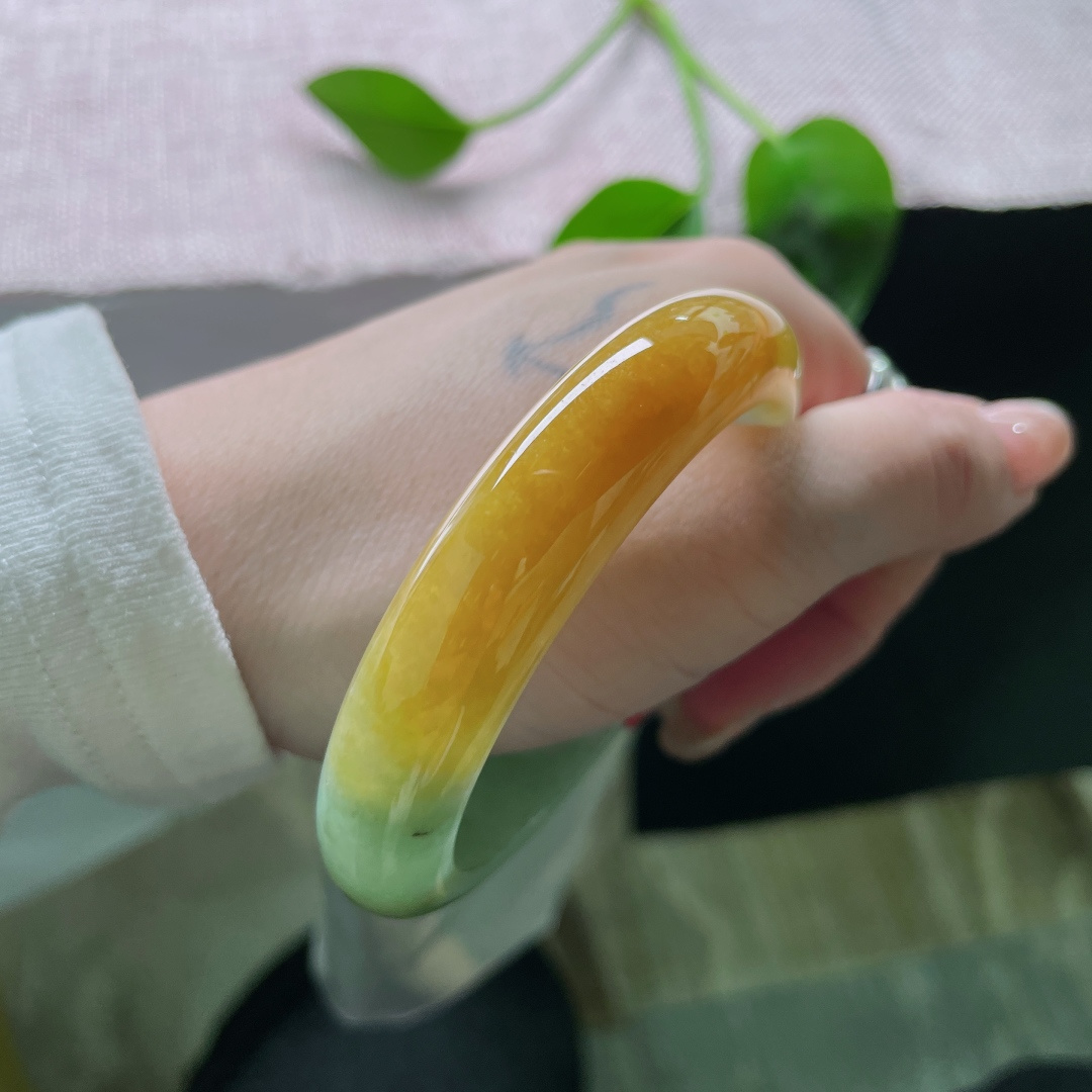 55.2/12.5/8.4黄加绿正圈，水润细腻，大地鎏金，碧色入骨，典雅贵气，无裂，ss57244a