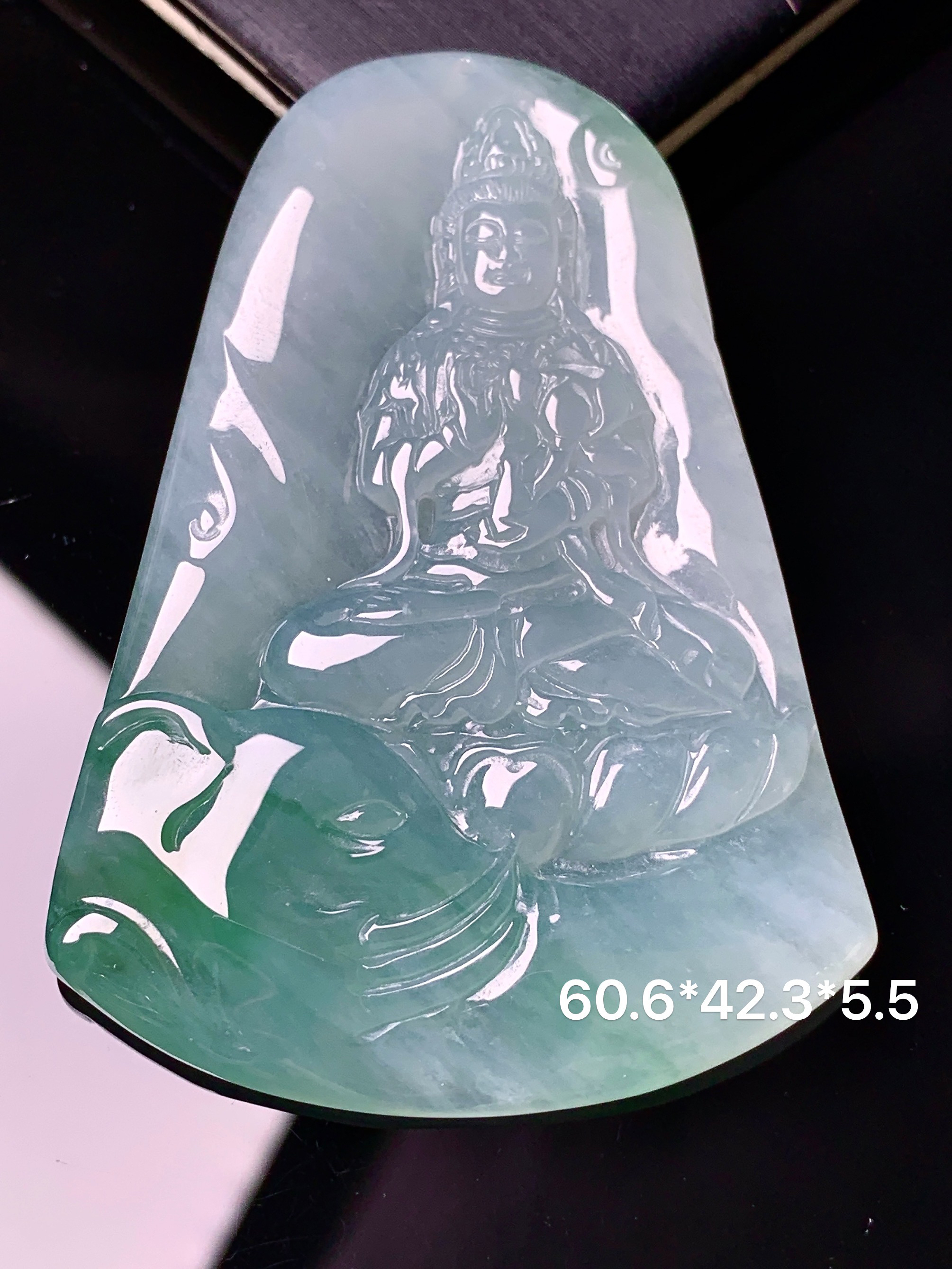 飘绿观音菩萨吊坠 玉质细腻 色泽艳丽清新 水润亮眼 整体尺寸60.6*42.3*5.5 h3