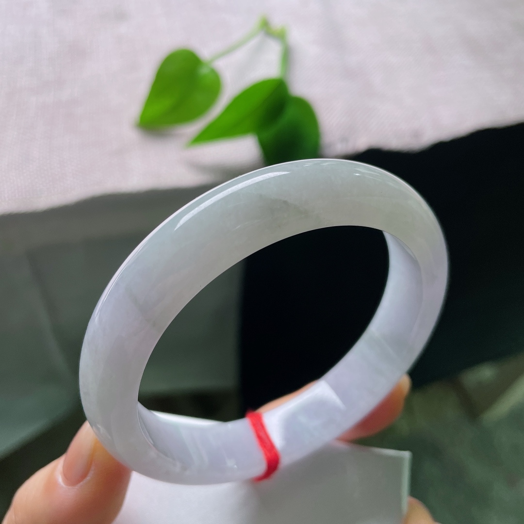 58.9/12.8/7.9，正圈，有纹裂，朦胧柔美的紫调浅浅晕染镯身，如烟似雾，自带温柔梦幻的氛围感。ss57759a