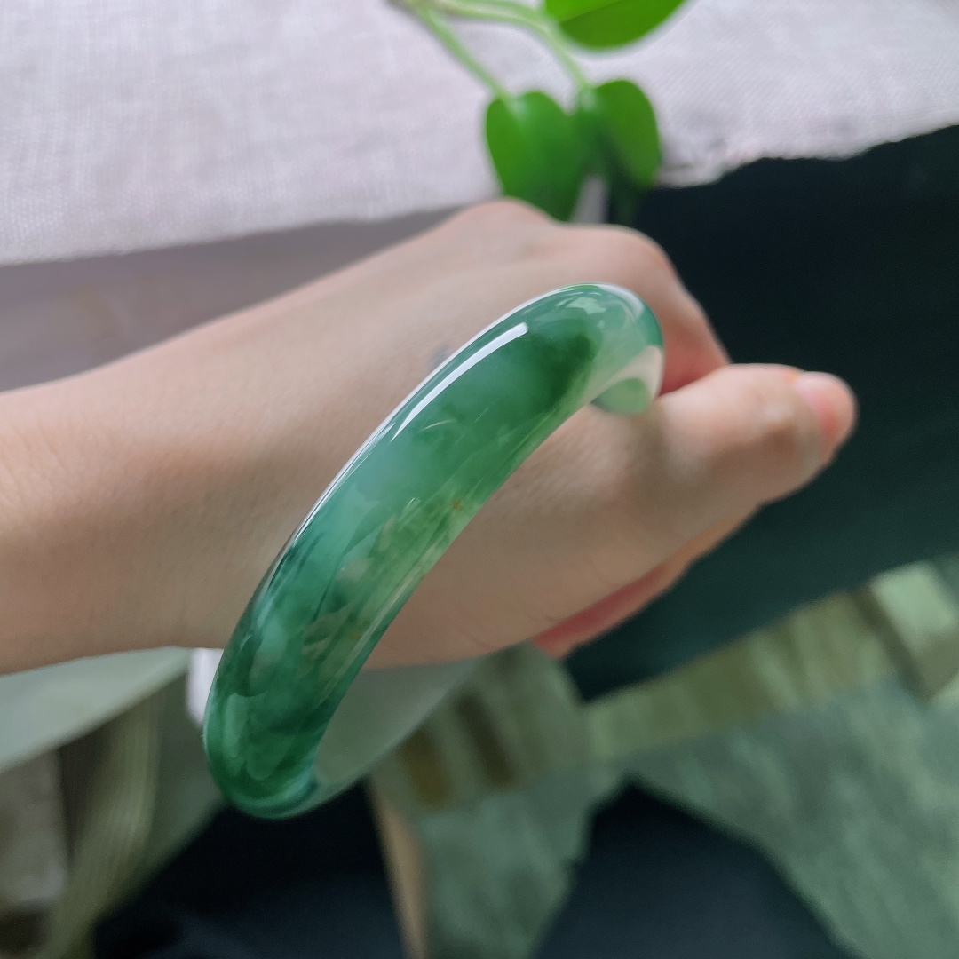 60.2/12.5/9.1，飘花正圈，无裂，玉质通透温润，半圈舒展灵动的飘花如远山含黛，像把一幅江南水墨山水凝于腕间ss59407a