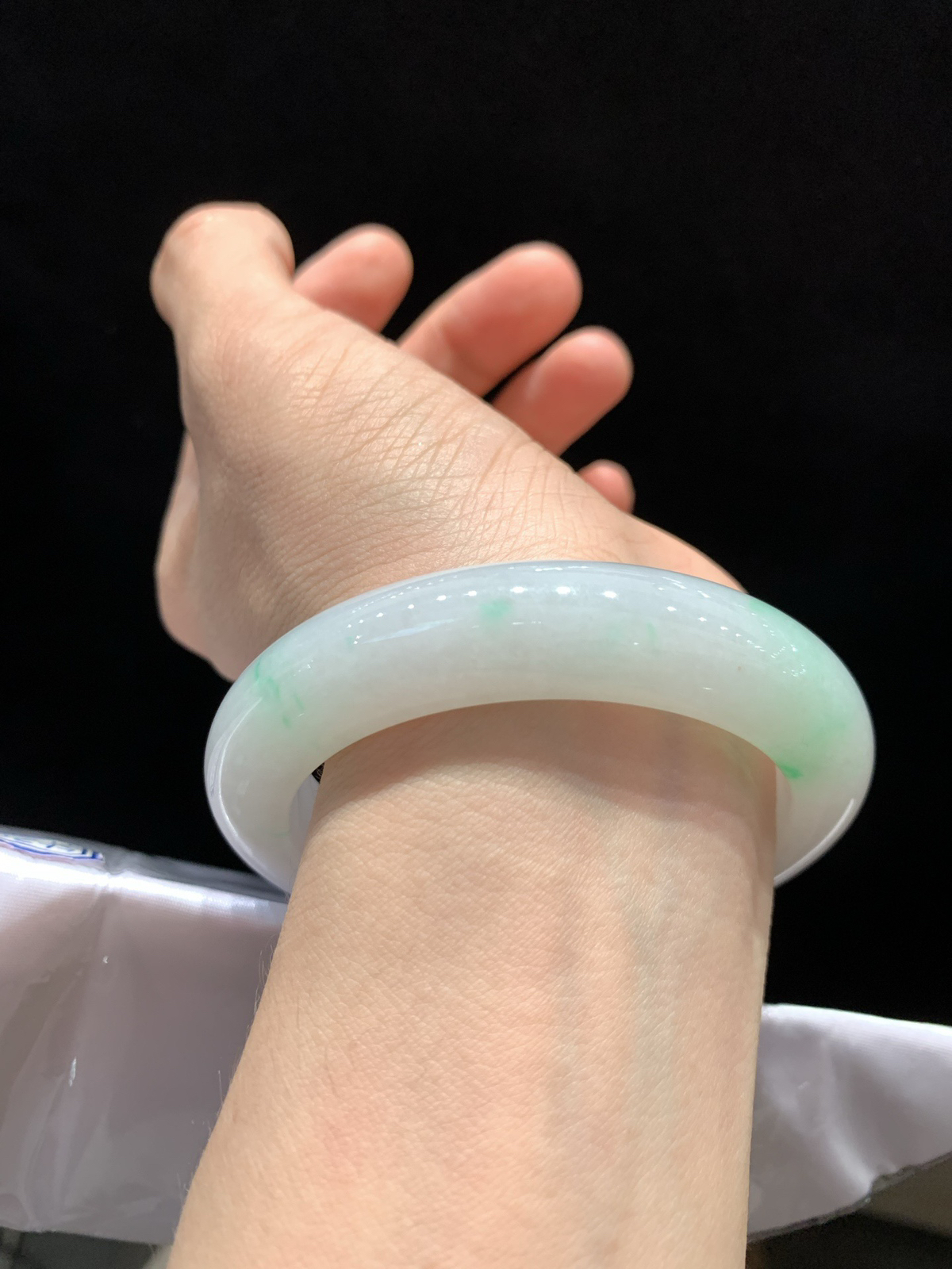尺寸55.4/12.6/9.7，带色手镯
冰透水润细腻 清新甜美