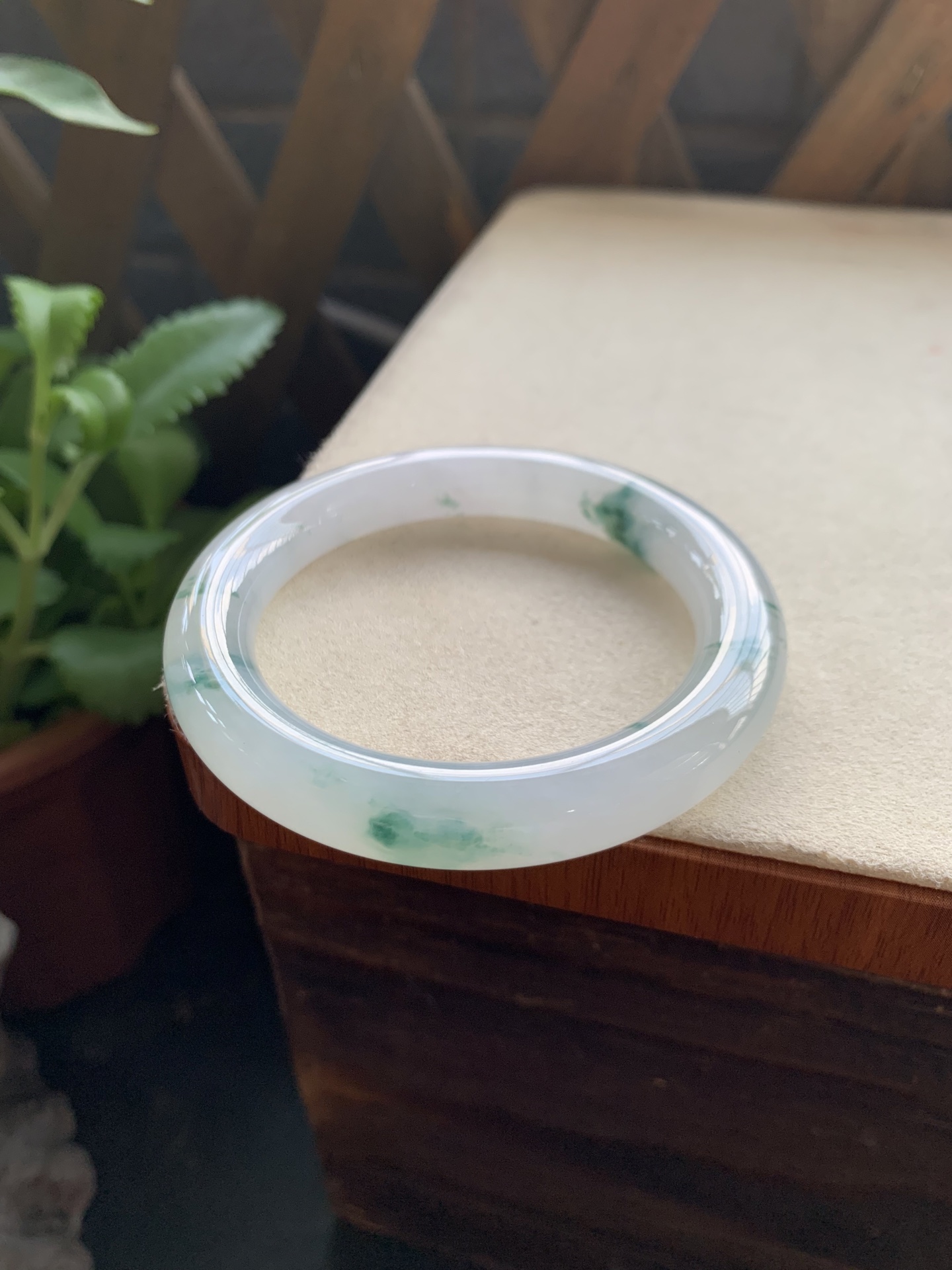 20，冰润细腻飘花圆条手镯，圈口54.4-10.2-10.4，透手感好，种老肉细，起胶感，种水好，飘花灵动飘逸，意境感满满，特别好看，性比高，棉线不显，24小时鉴赏期，可退换