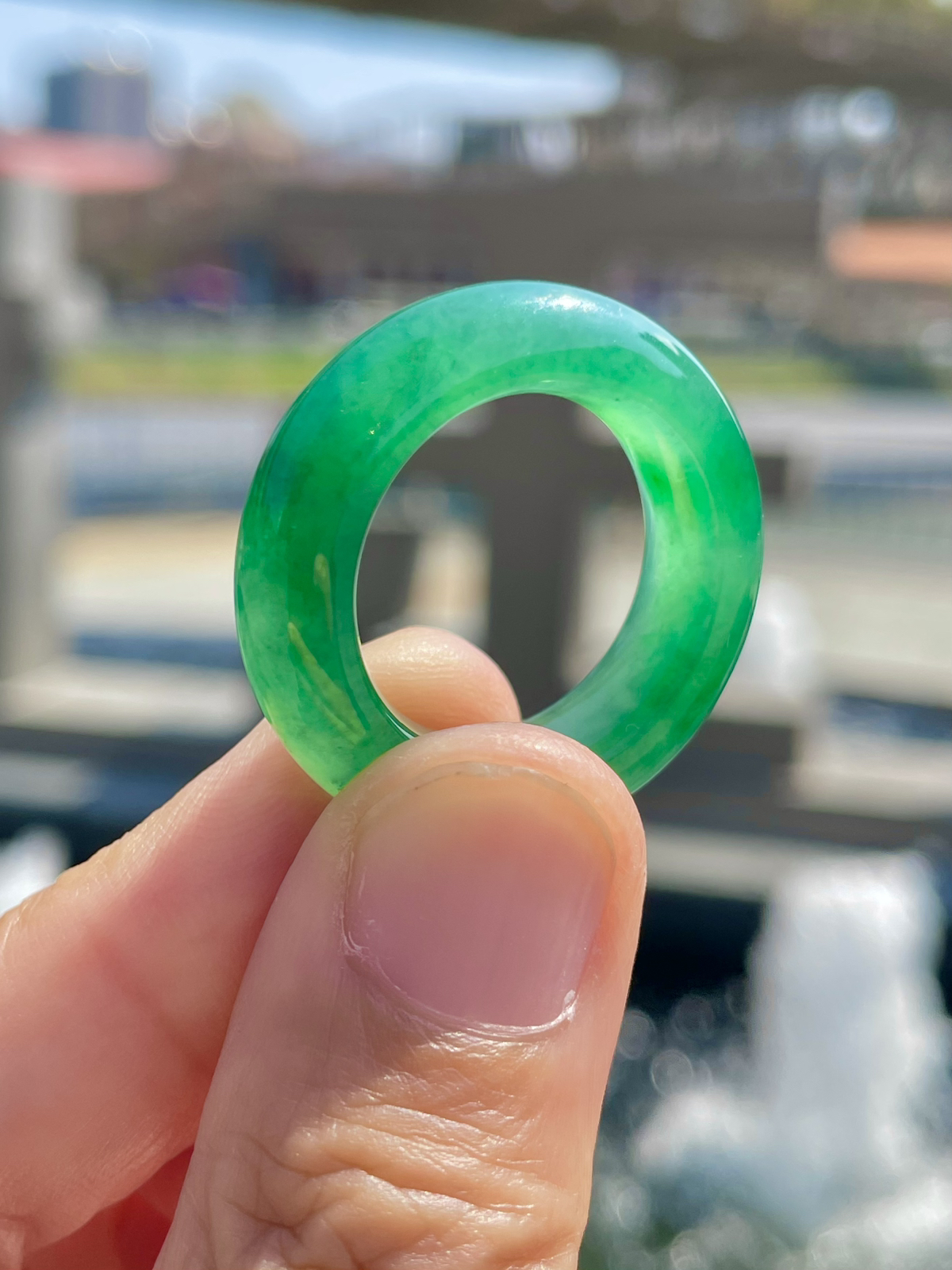 【冰种飘绿戒圈】难得的冰润度，难得的好颜色，韵味十足，古色古香，也可吊坠佩戴。