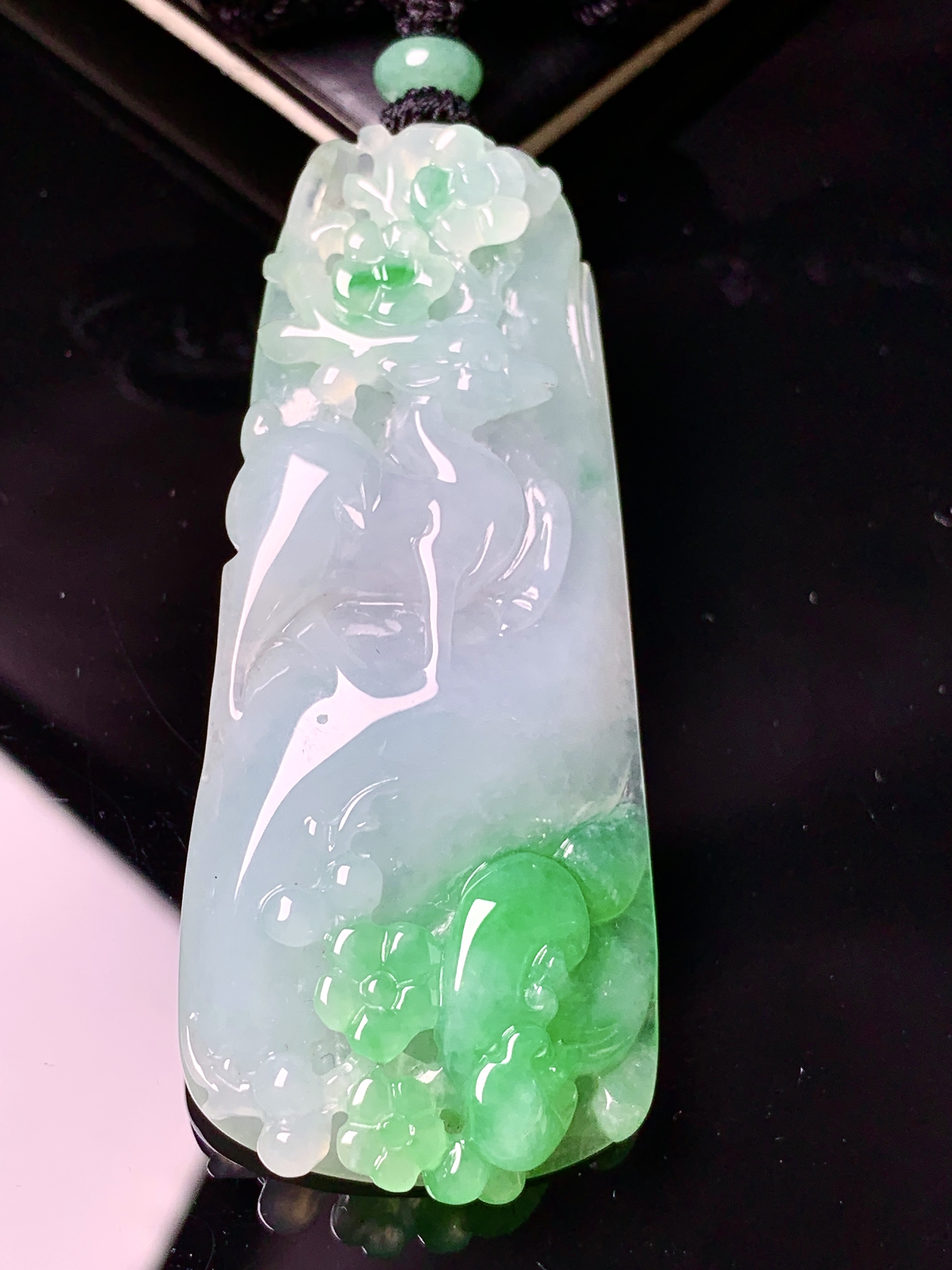 飘绿梅花鹿牌吊坠 玉质细腻 色泽艳丽清新 水润亮眼 整体尺寸60.5*25.2*8 L1