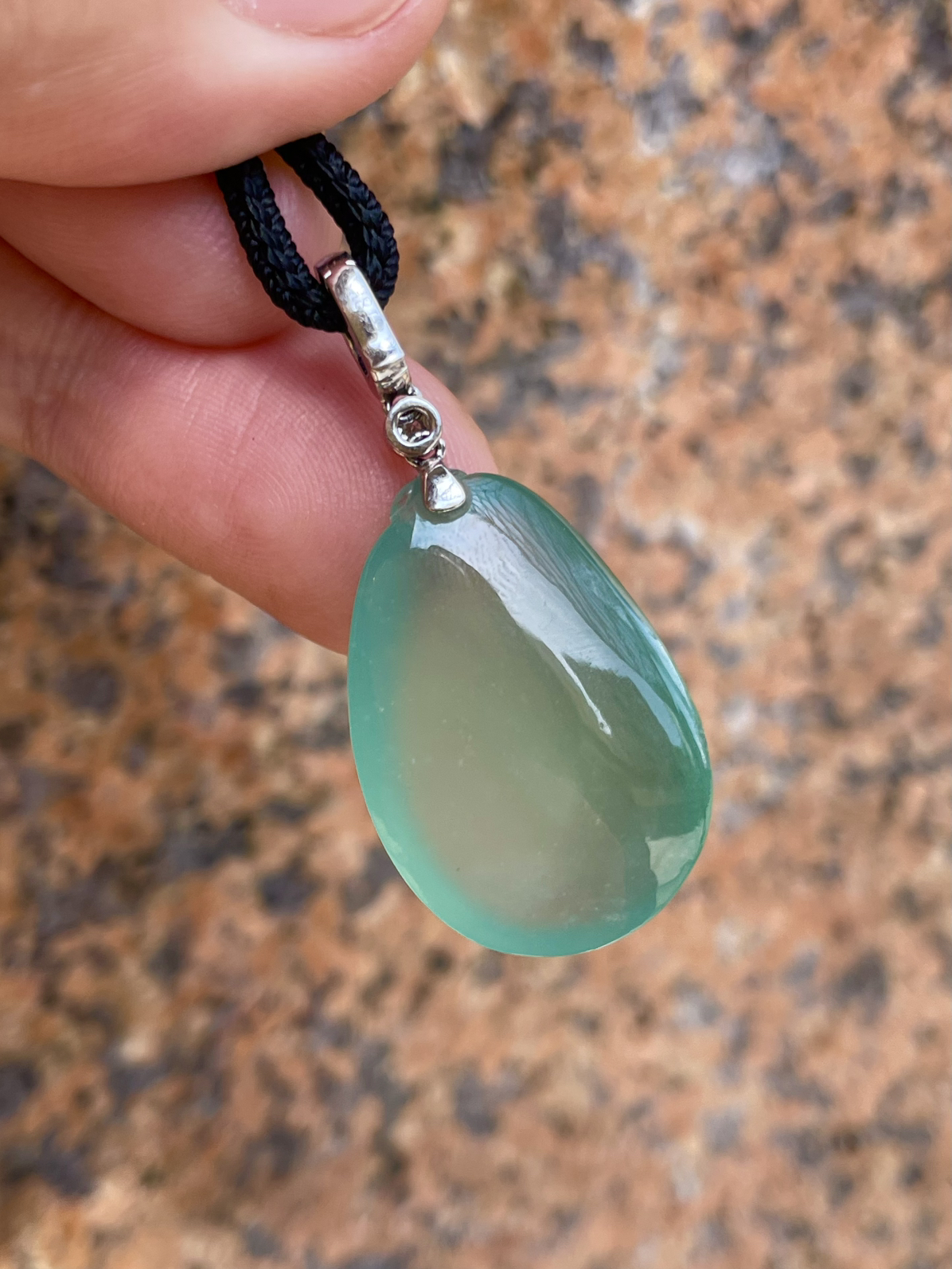 【冰种飘绿福瓜吊坠】种水上乘，晶莹剔透，纯净通透，莹光感很强。收藏品质，18k金钻镶嵌，裸石尺寸24.8*16.8*7.2毫米