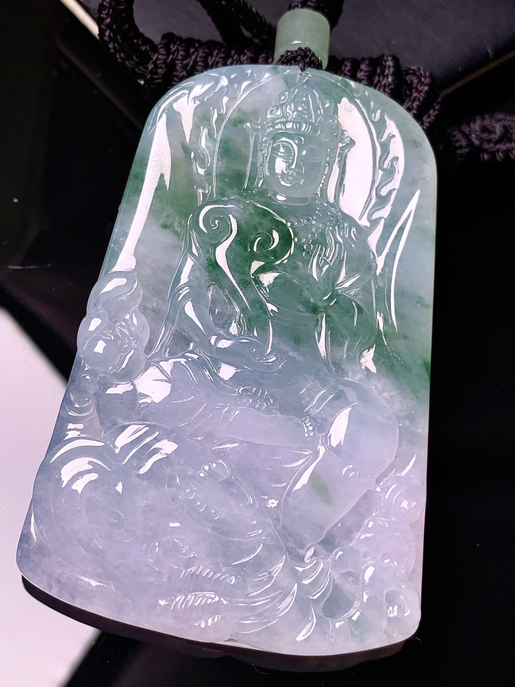 飘绿观音菩萨吊坠 玉质细腻 色泽艳丽清新 水润亮眼 整体尺寸70*45.3*6.3 L1