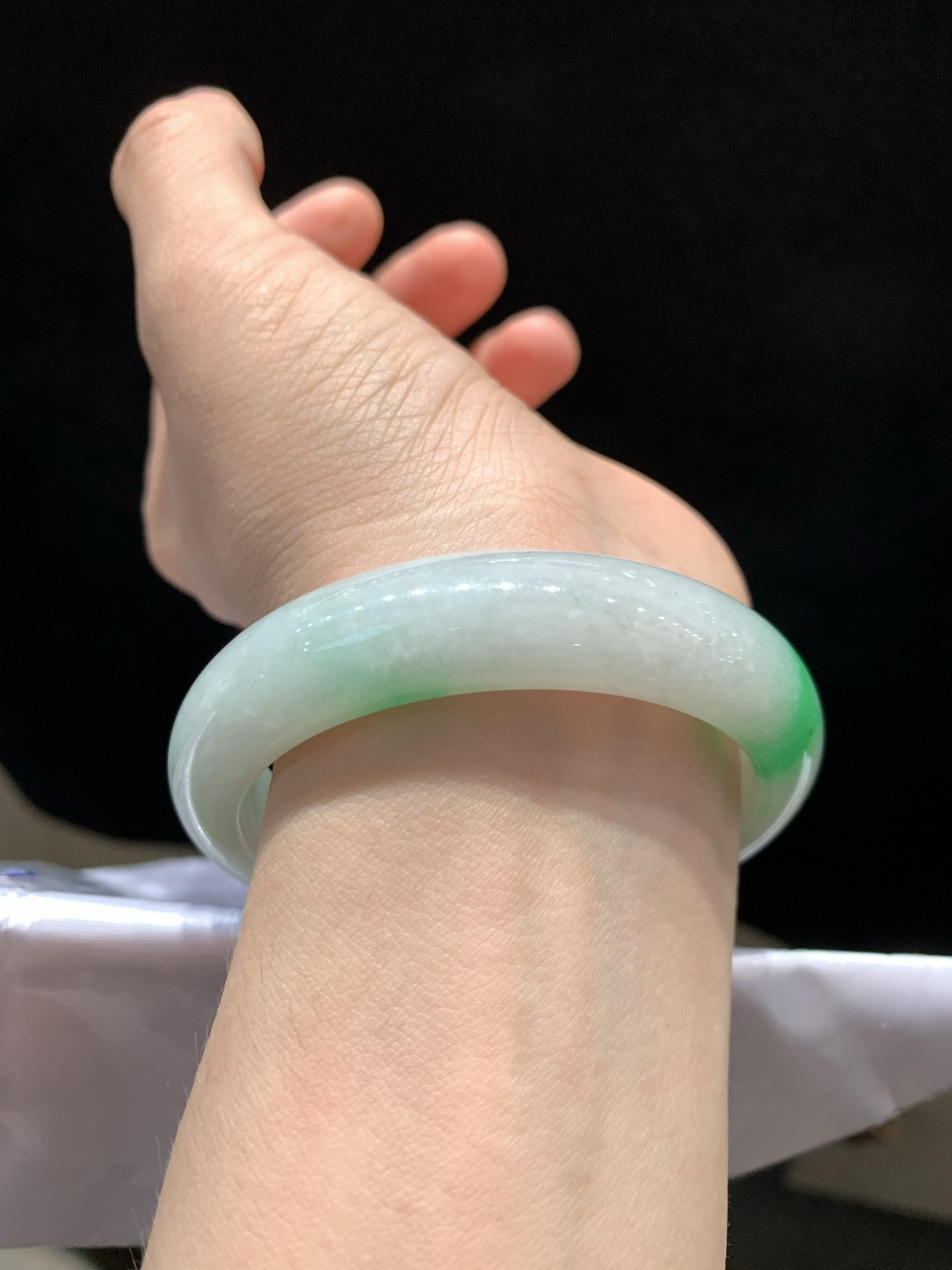 尺寸55.6/13.5/10.5，带色手镯
水润细腻 清新甜美
