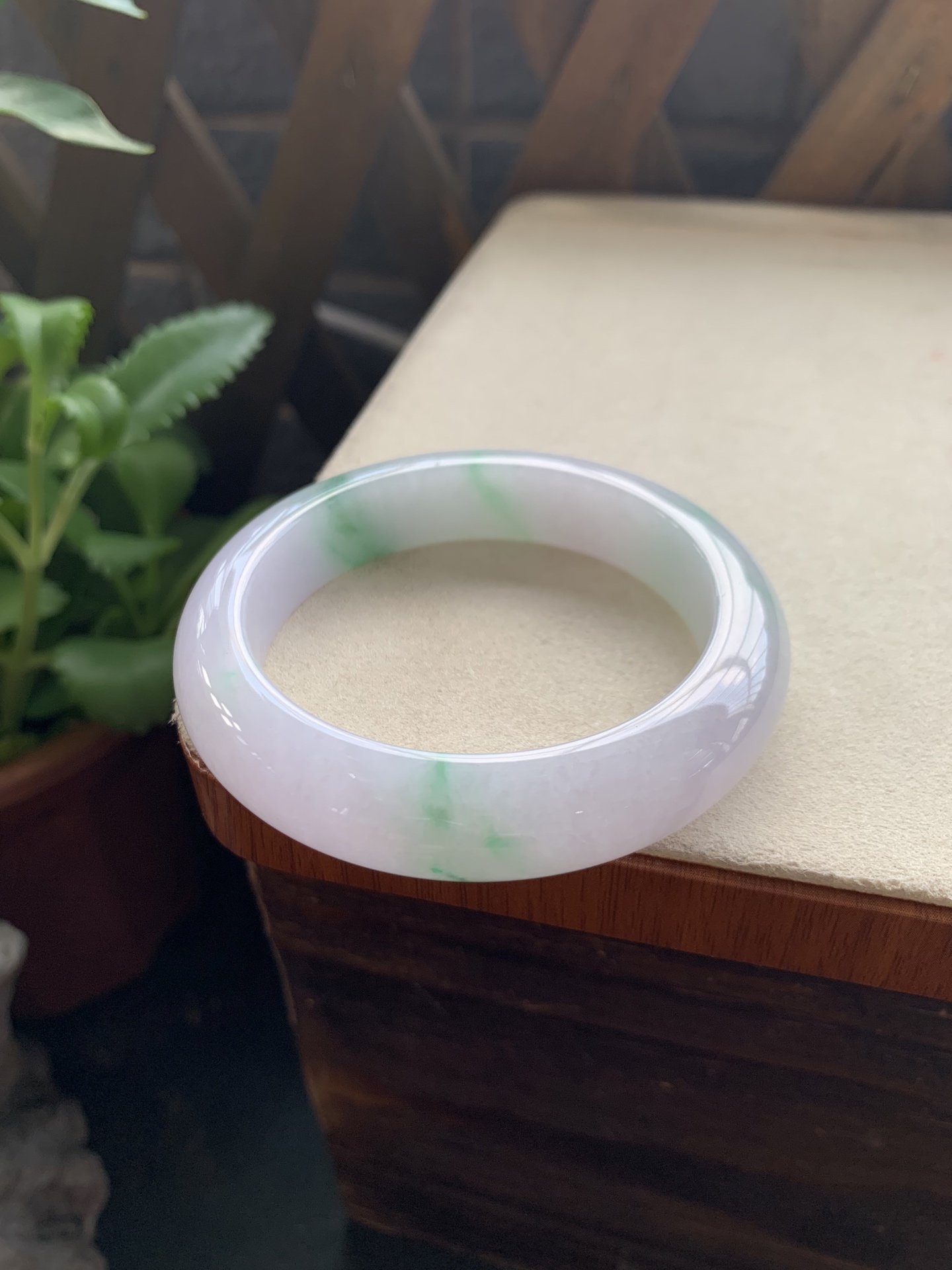 50，冰透细腻飘花手镯，圈口55.7-13-9.5，胶润细糯化，种水好，飘花灵动飘逸，水灵灵的，推荐款，特别好看，性比高，小棉丝可忽略，24小时鉴赏期，可退换