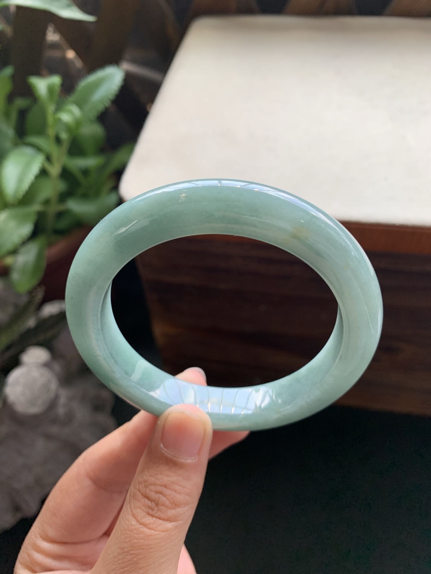78，冰润细腻油青飘花手镯，圈口56-11-9.3，冰润细腻釉洁，满圈底色，冰感好，颜色浓郁，上手显白，特色好看，性比高，无裂，包邮包证