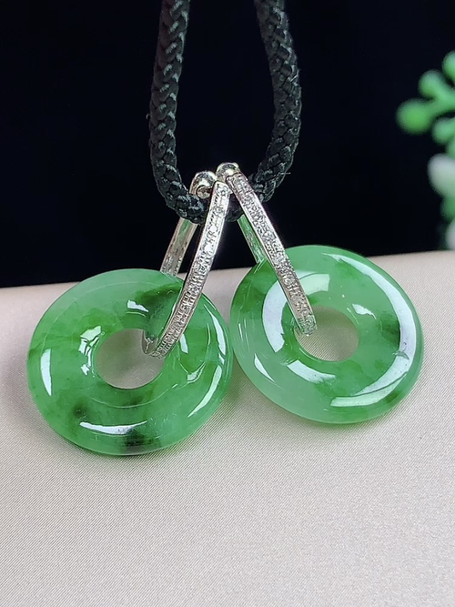 18k金镶飘绿甜甜圈耳环，无裂，尺寸15.3*2.5mm，S09ytf