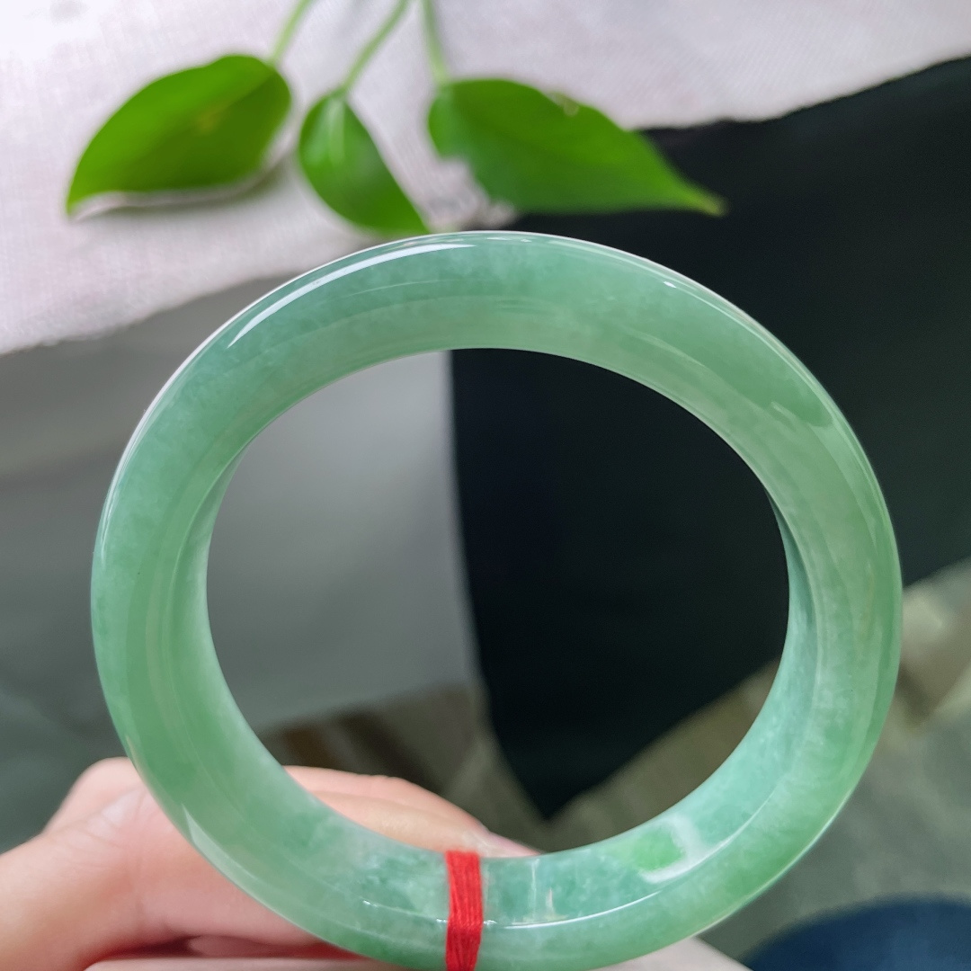 56.9/12.3/8.7绿底正圈，水润细腻，清雅，色系甜美，优雅大方，一点皮纹，ss53930a