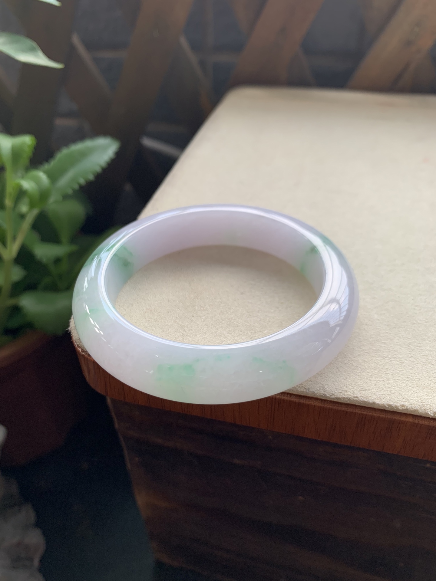 50，冰透细腻飘花手镯，圈口55.7-13-9.5，胶润细糯化，种水好，飘花灵动飘逸，水灵灵的，推荐款，特别好看，性比高，小棉丝可忽略，24小时鉴赏期，可退换