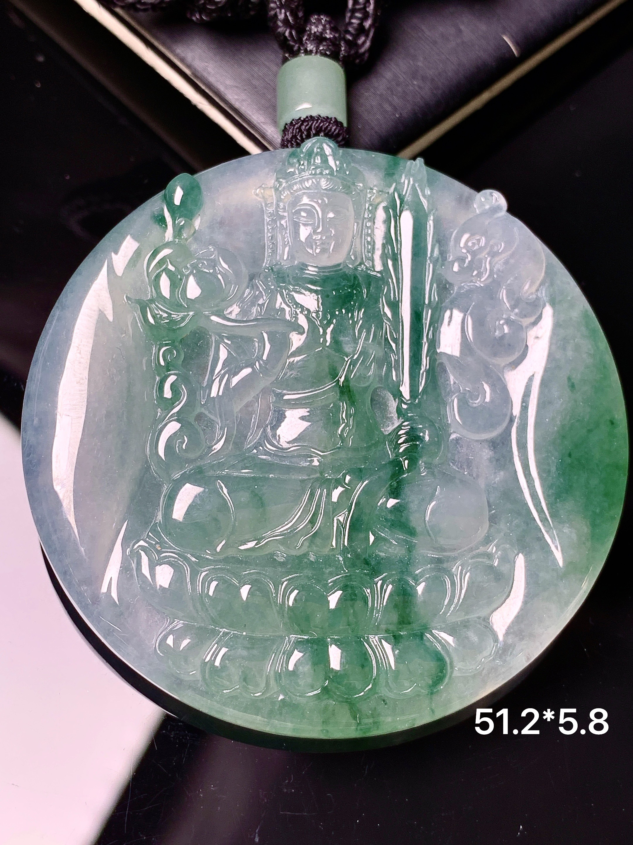 飘绿观音菩萨吊坠 玉质细腻 色泽艳丽清新 水润亮眼 整体尺寸51.2*5.8 L1