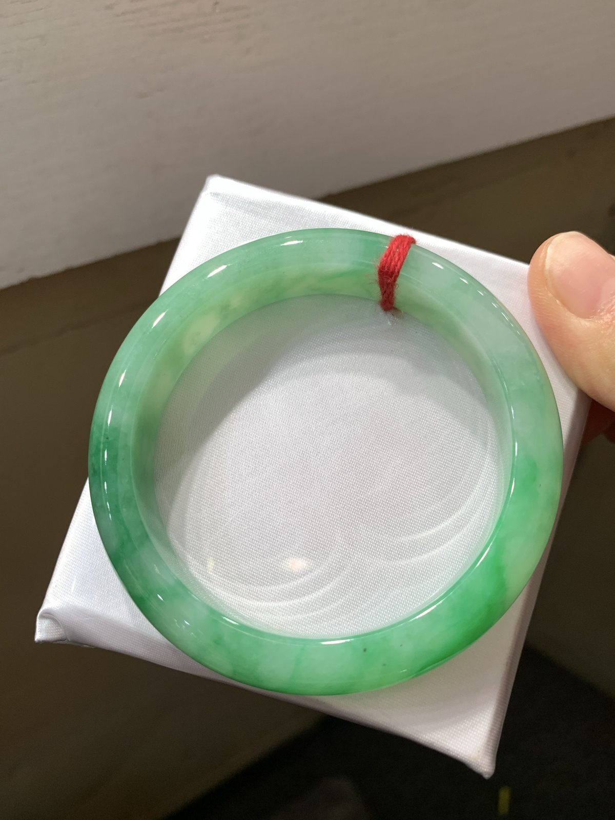 尺寸55.2/12.5/8.4，带色手镯
颜色漂亮 水润细腻