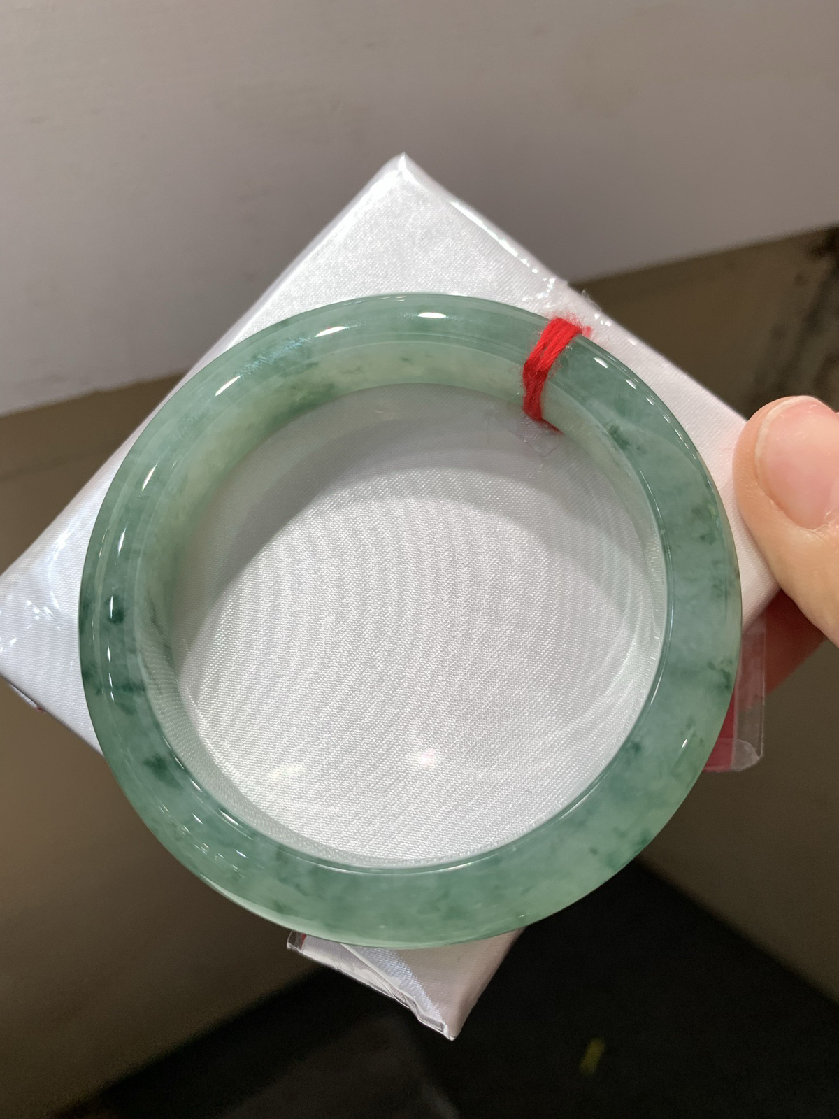 尺寸57.7/12.8/8.6，飘花手镯 
 水润细腻 种老