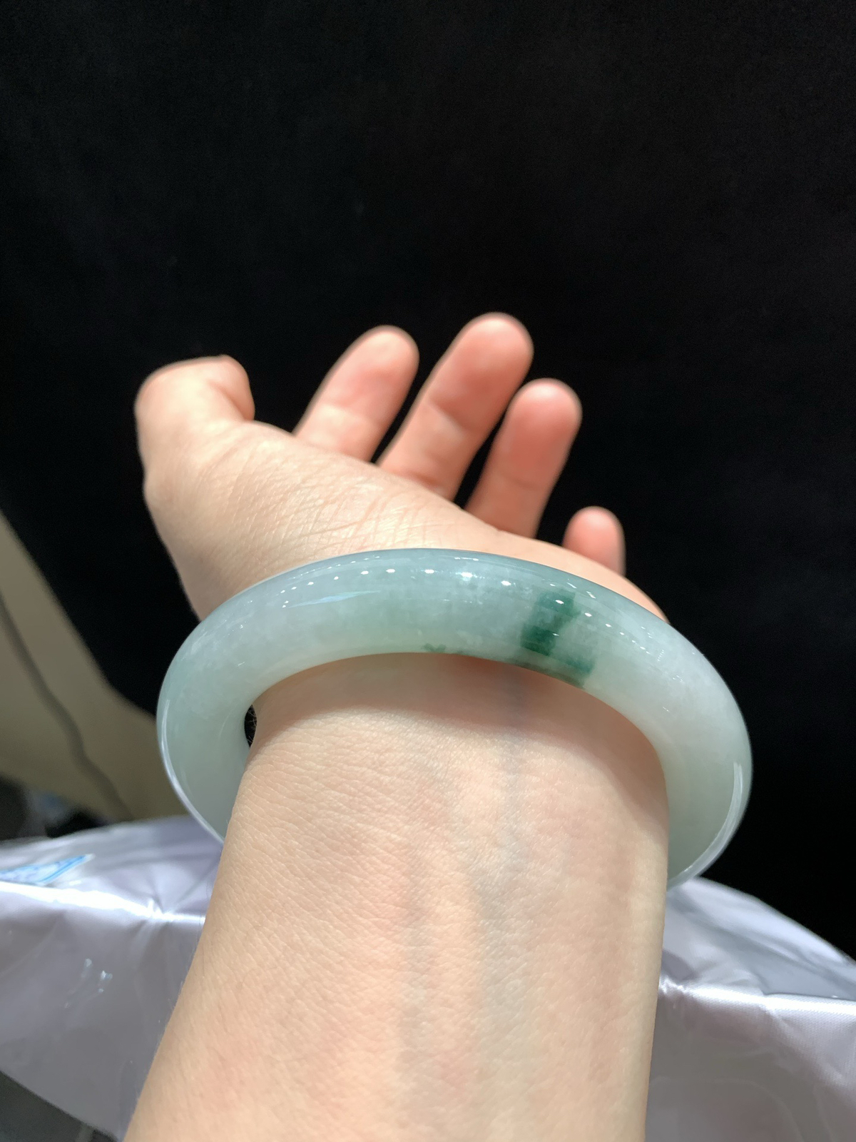 尺寸57.2/11.6，飘花圆条手镯
冰透水润细腻 清新甜美