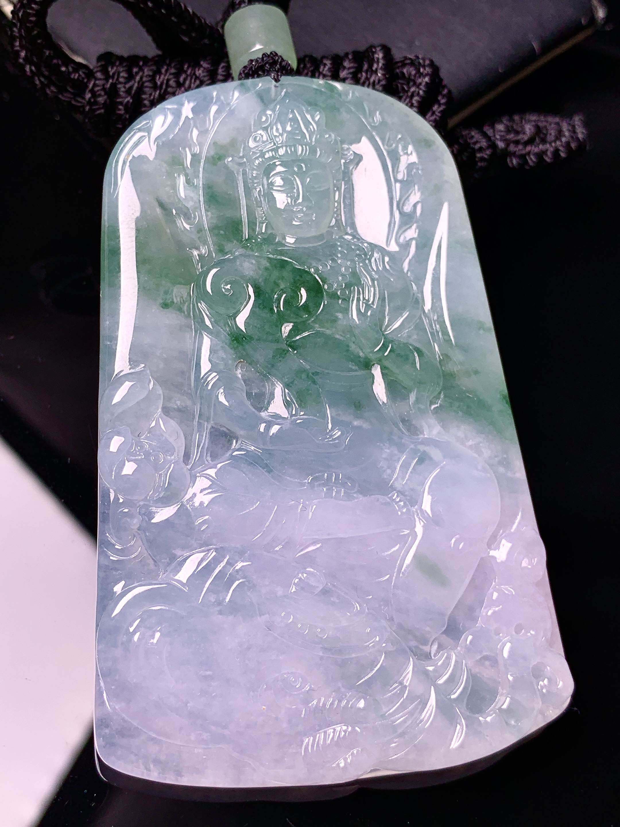 飘绿观音菩萨吊坠 玉质细腻 色泽艳丽清新 水润亮眼 整体尺寸70*45.3*6.3 L1