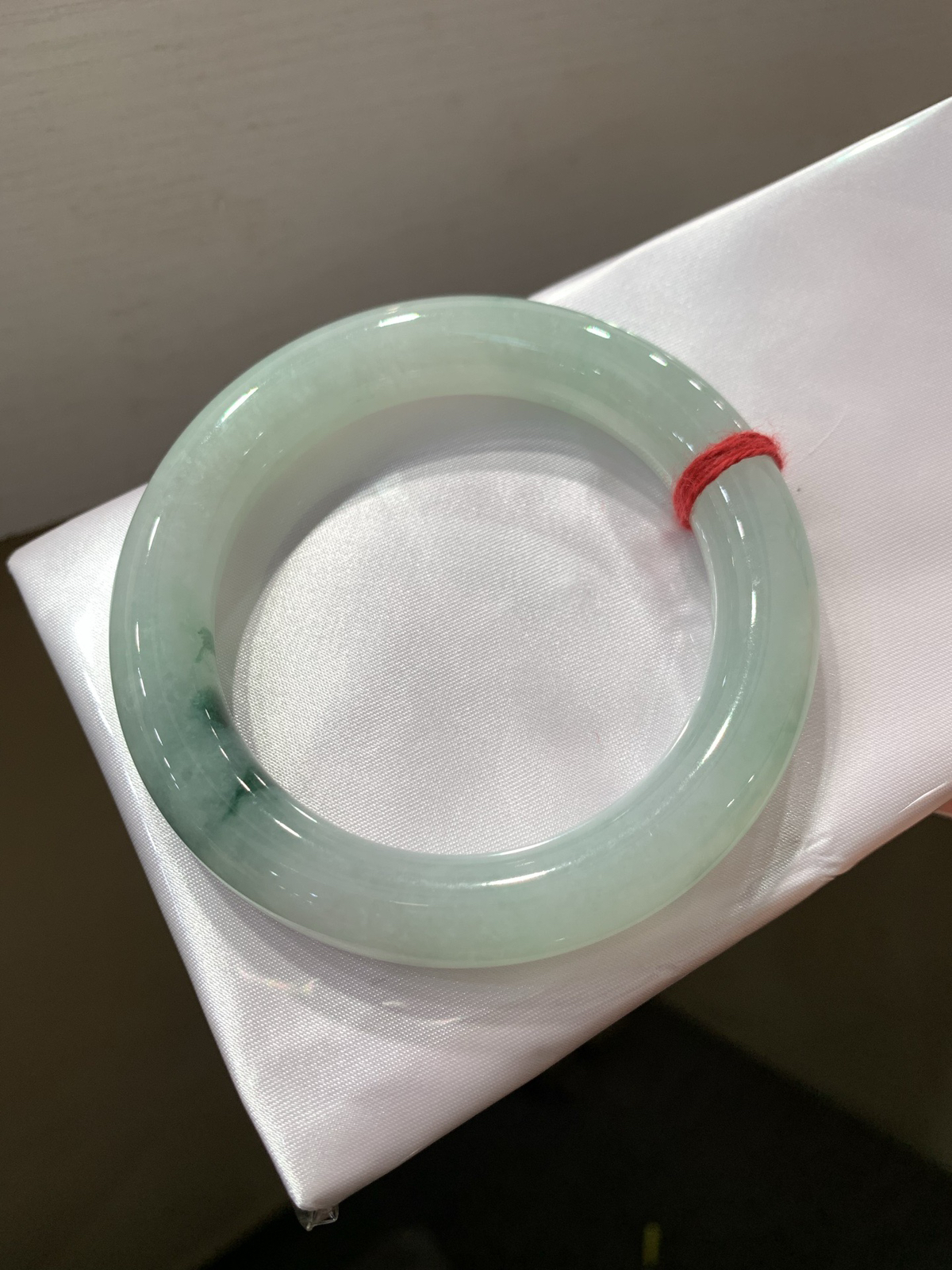 尺寸57.2/11.6，飘花圆条手镯
冰透水润细腻 清新甜美