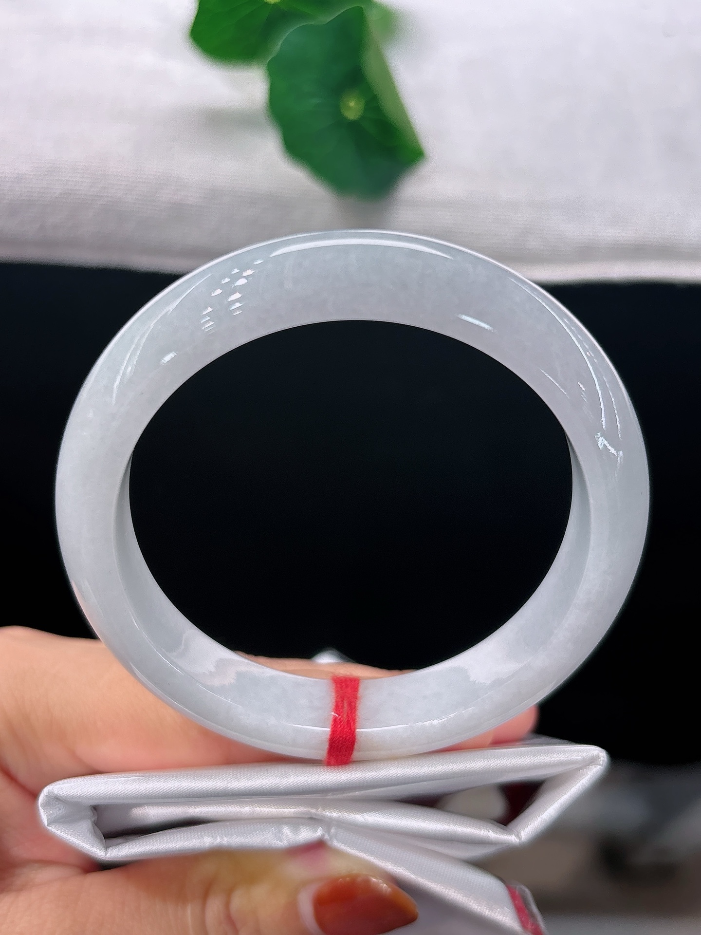 天然翡翠手镯，圈口56.3/12.2/8.7，正圈素净柔白，几点淡黄似落星轻缀，温润莹泽，漾着温婉悠然的韵味，无裂