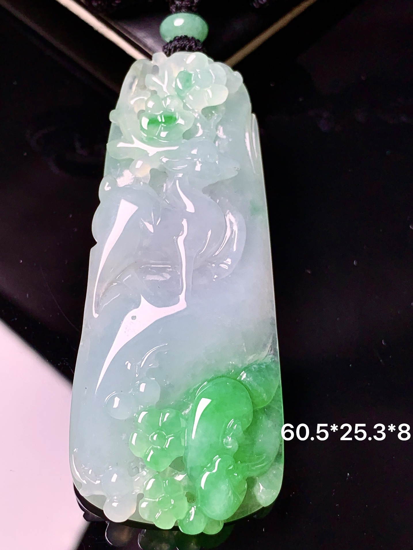 飘绿梅花鹿牌吊坠 玉质细腻 色泽艳丽清新 水润亮眼 整体尺寸60.5*25.2*8 L1